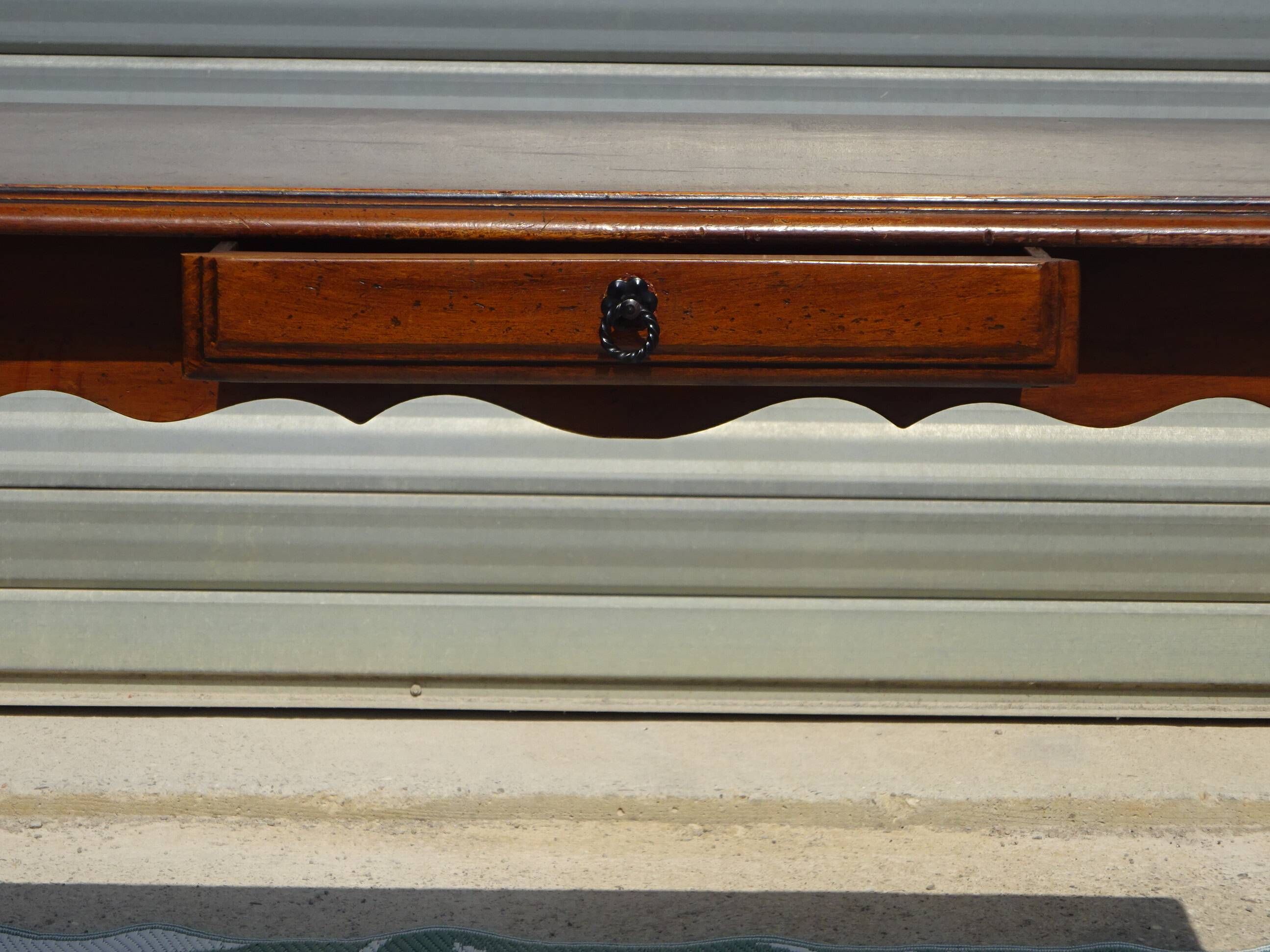 Petit bureau en bois de style Louis XV