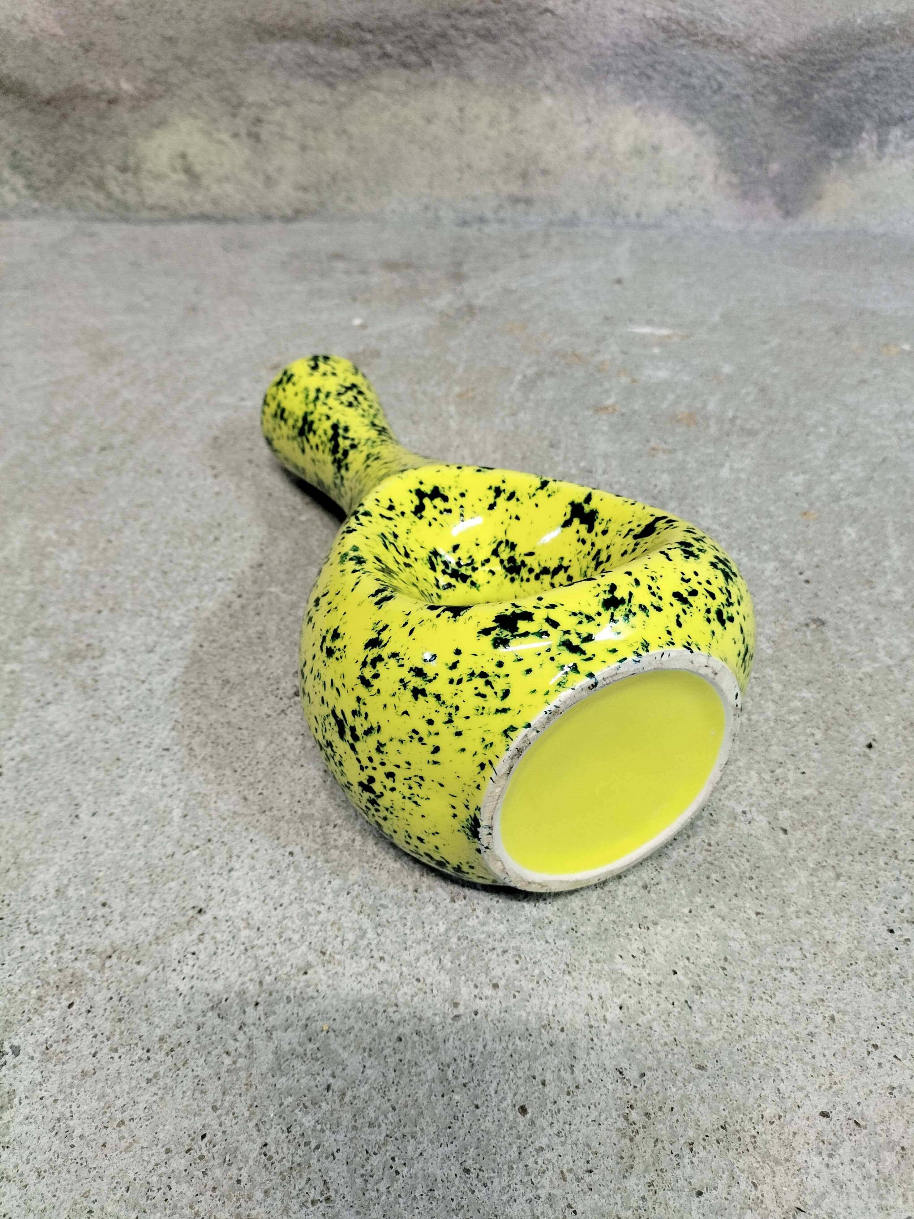 Vase en céramique jaune aux éclats verts