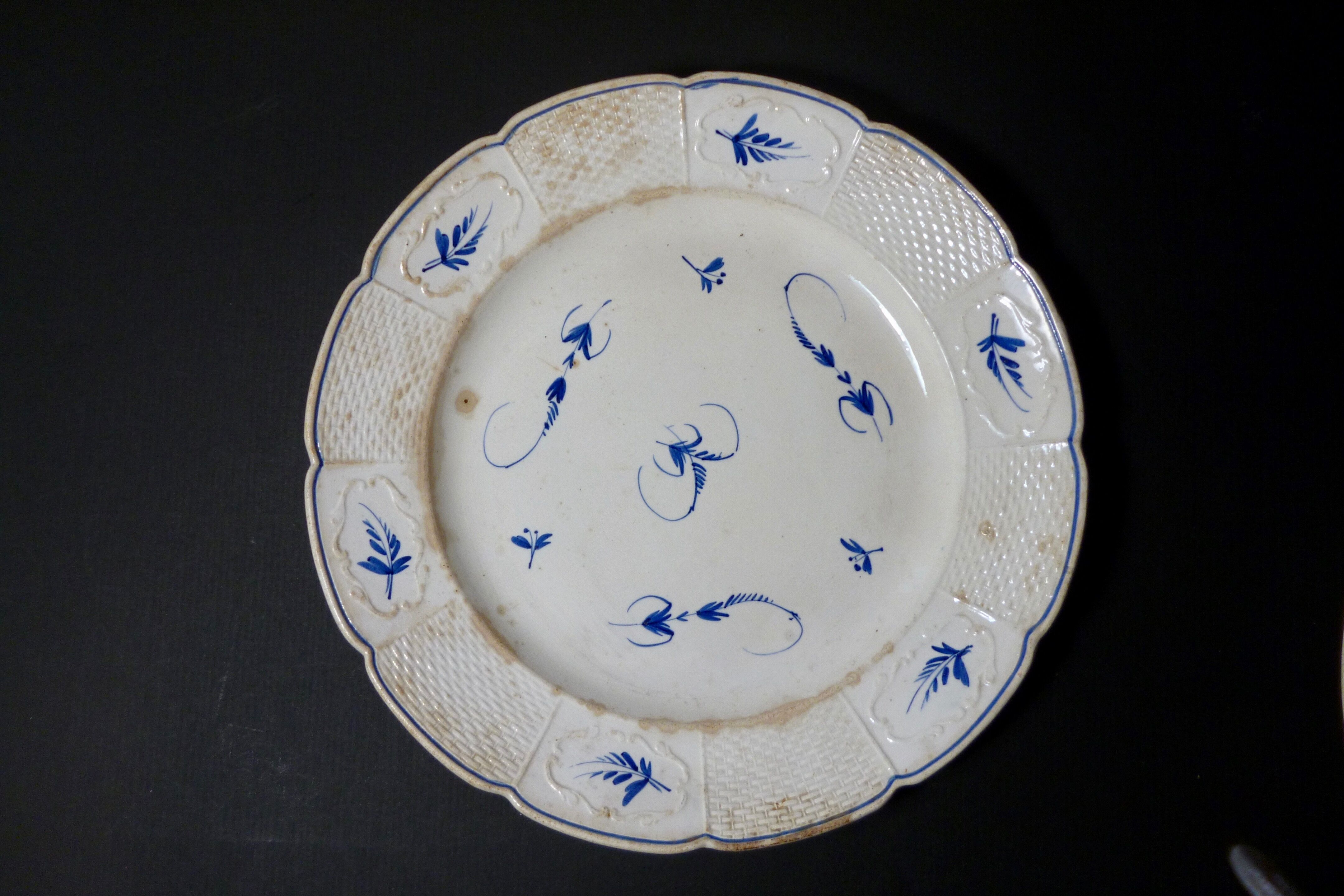 Pair of old chantilly plates (?) blue flower seedlings 18th probable