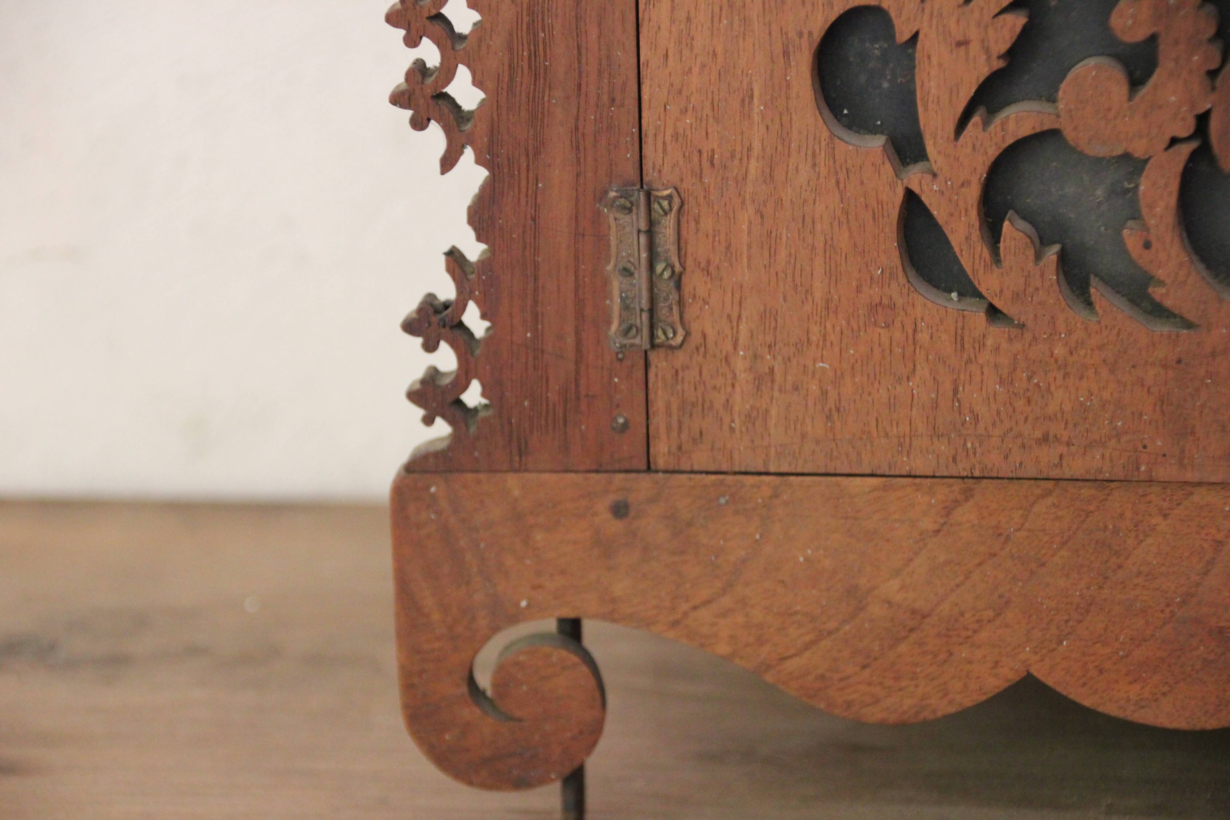 Wall cabinet to hang