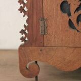 Wall cabinet to hang