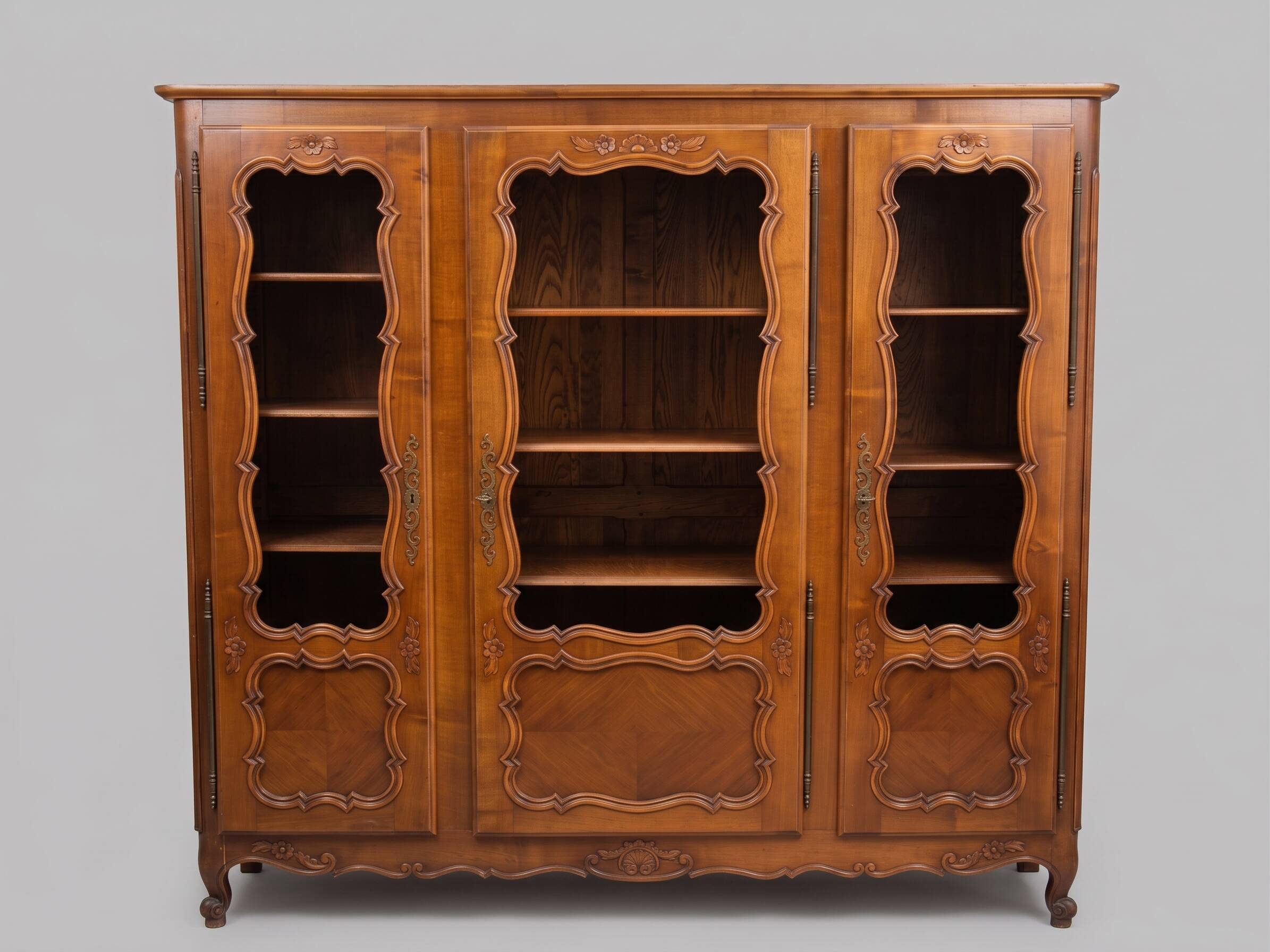 Regency display cabinet with 3 doors in cherry wood.