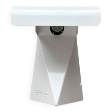 Lampe de table tole minimaliste italienne de l'âge spatial du milieu du siècle par G. Grego, années 1960.