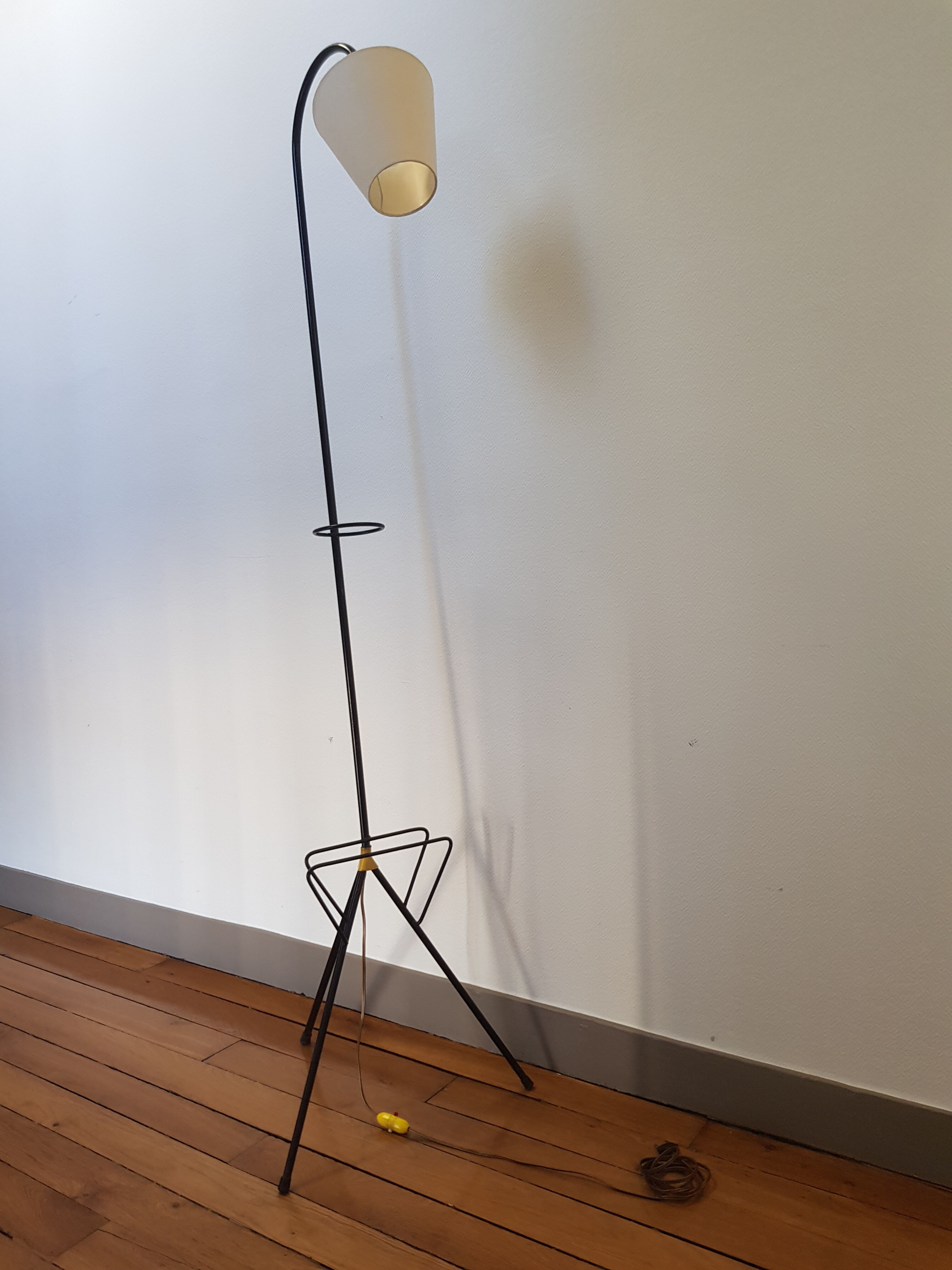 Tripod lamp