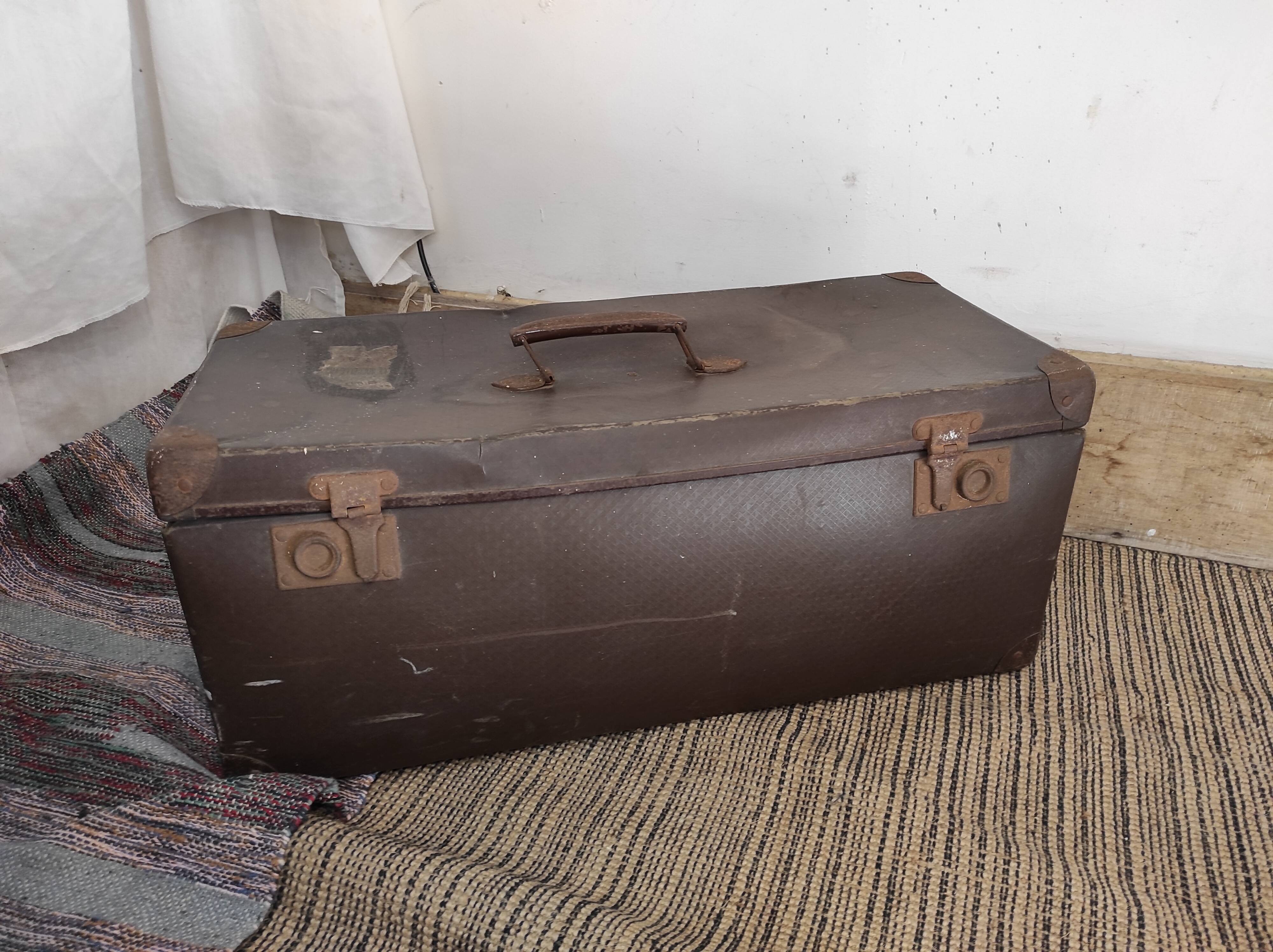 Old suitcase / old case