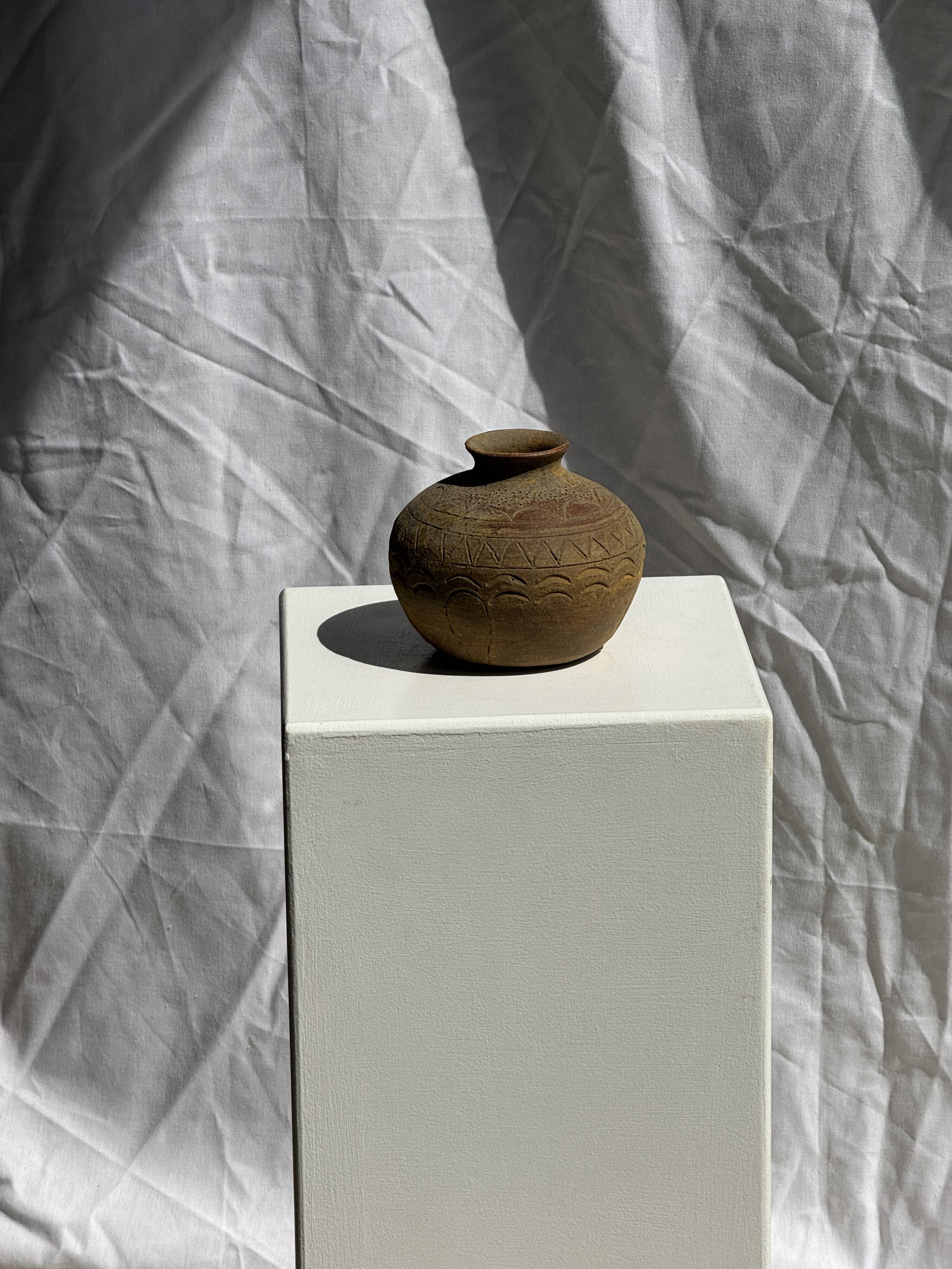 Small round ancient vase in engraved terracotta, Indonesian polychromy H10 D1