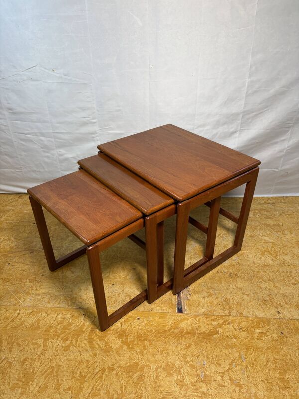 Ensemble de tables gigognes en teck style rétro vintage milieu du siècle, inspiration scandinave des années 1960 •