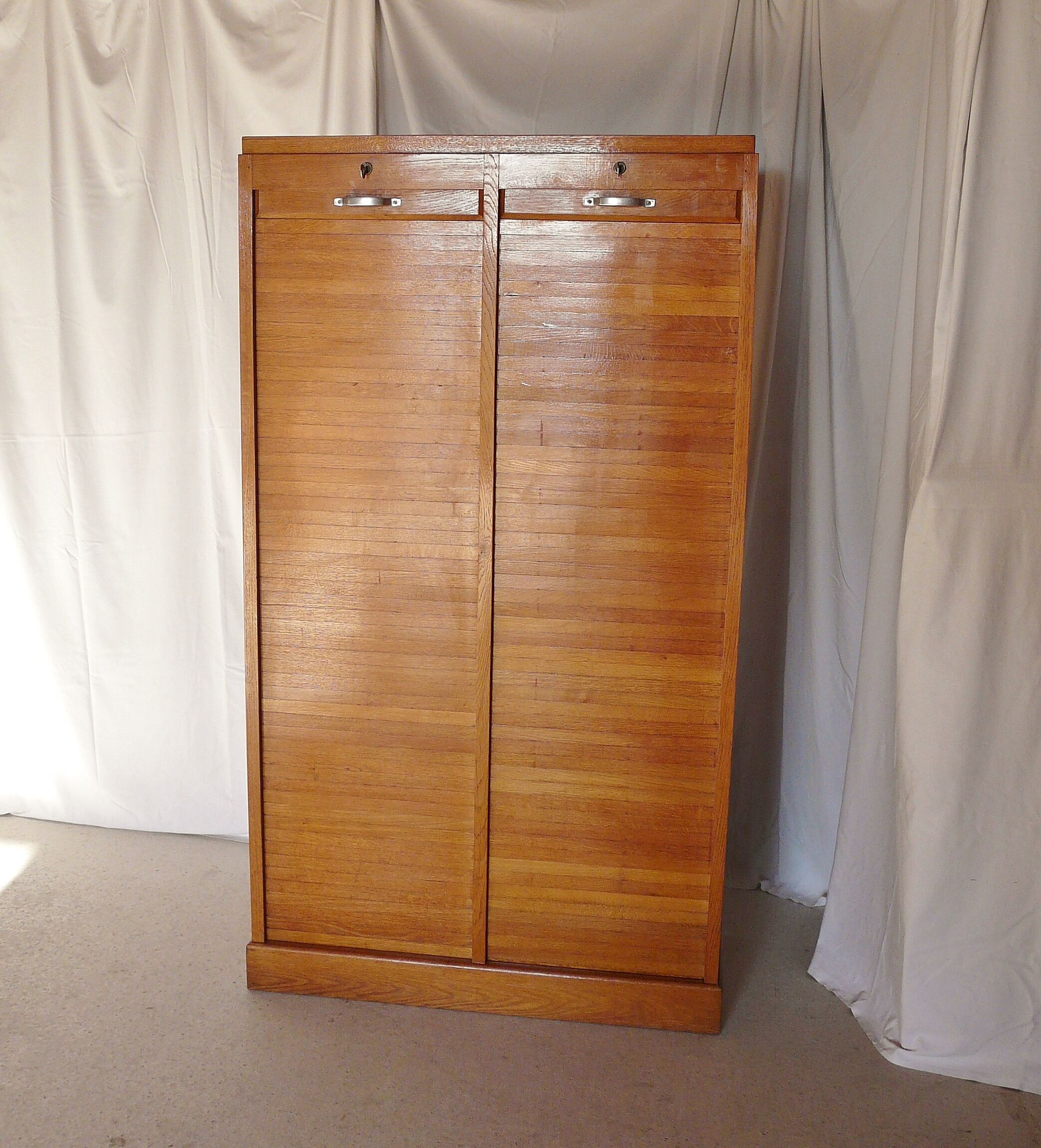 Double curtain cabinet cabinet with 50s