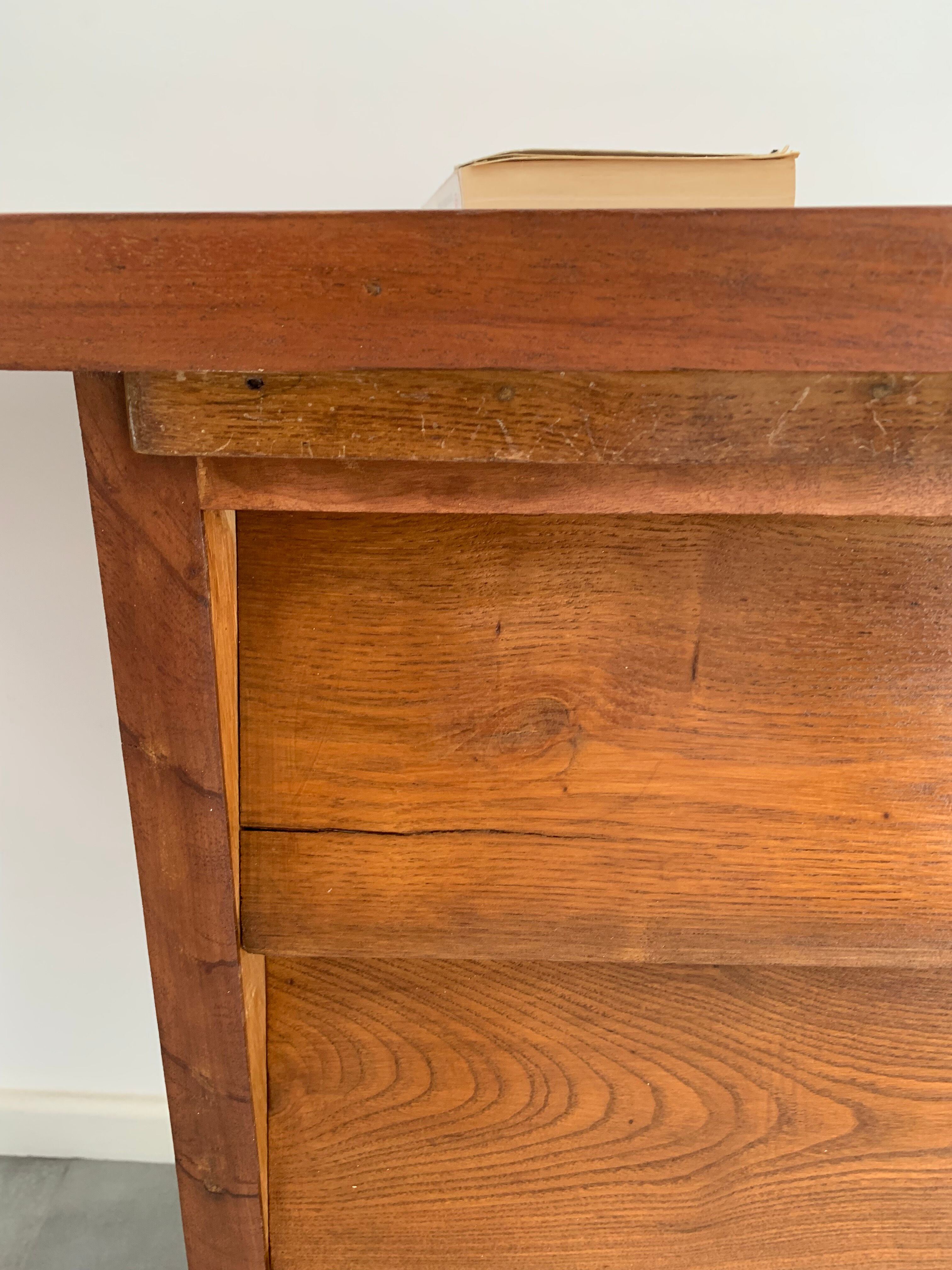 Desk with tapered feet