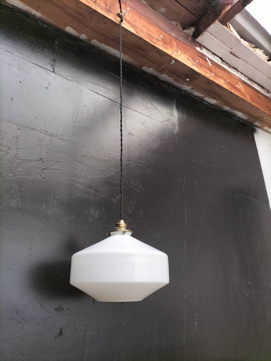 Opaline suspension