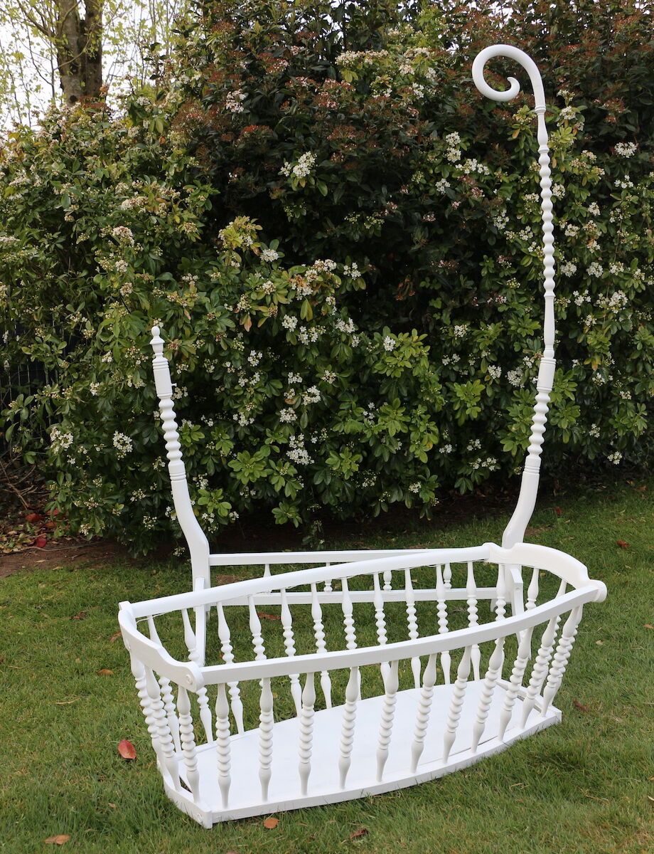 White wooden bercelonnette