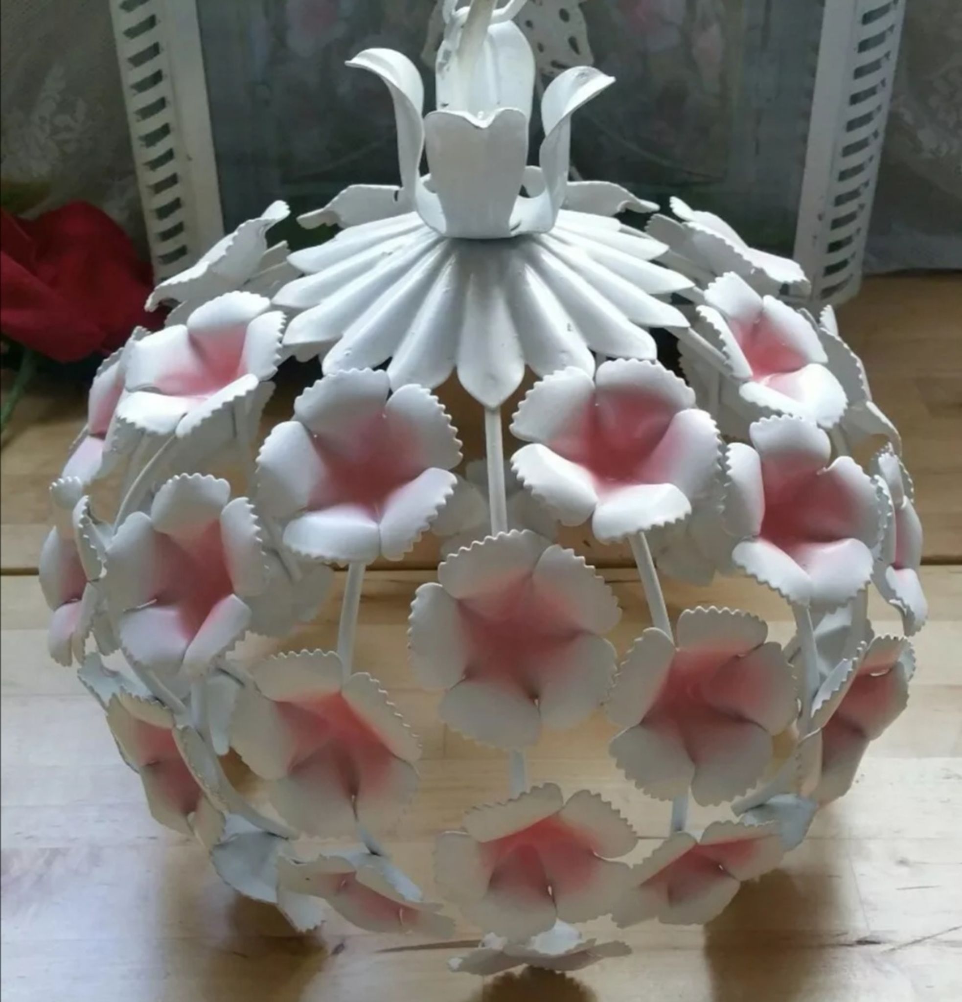Suspension vintage fleurs tôle peinte