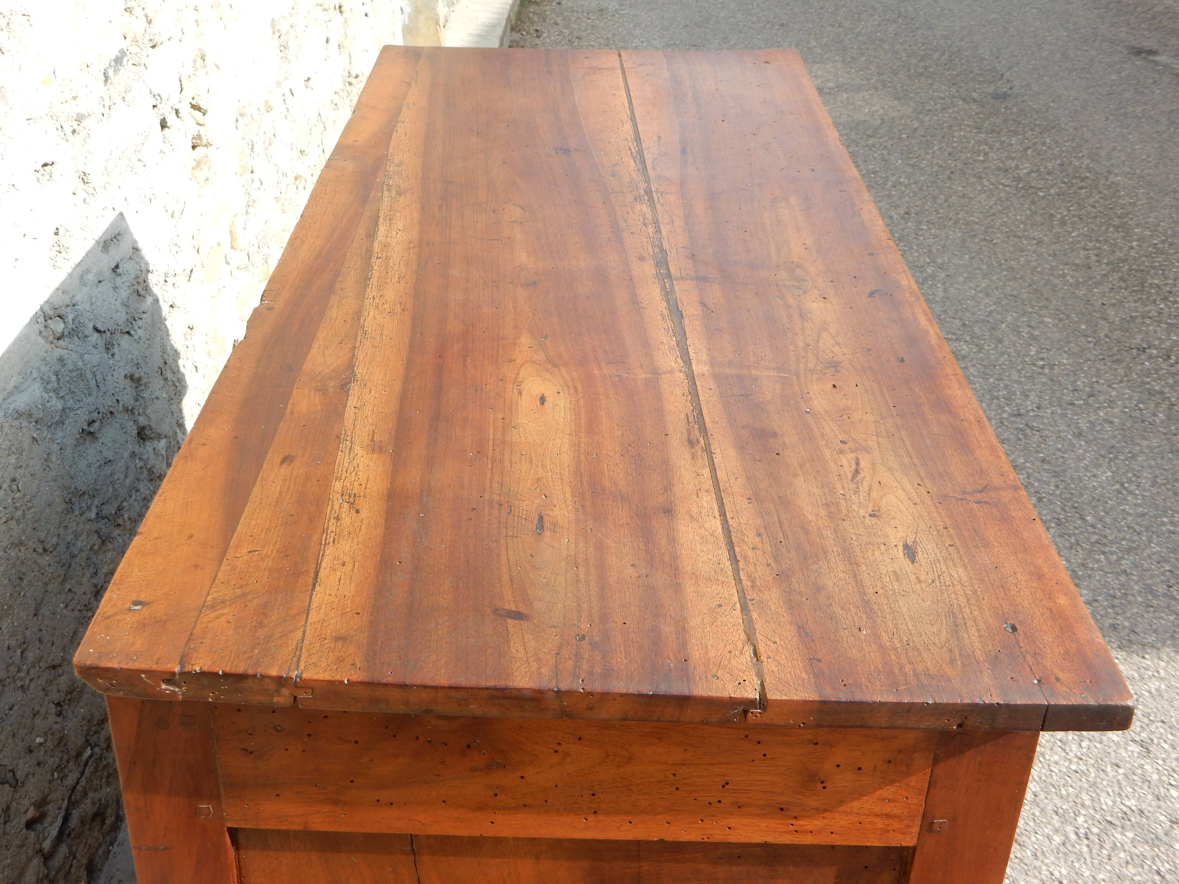 Ancien buffet de famille très élégant en noyer