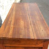 Ancien buffet de famille très élégant en noyer