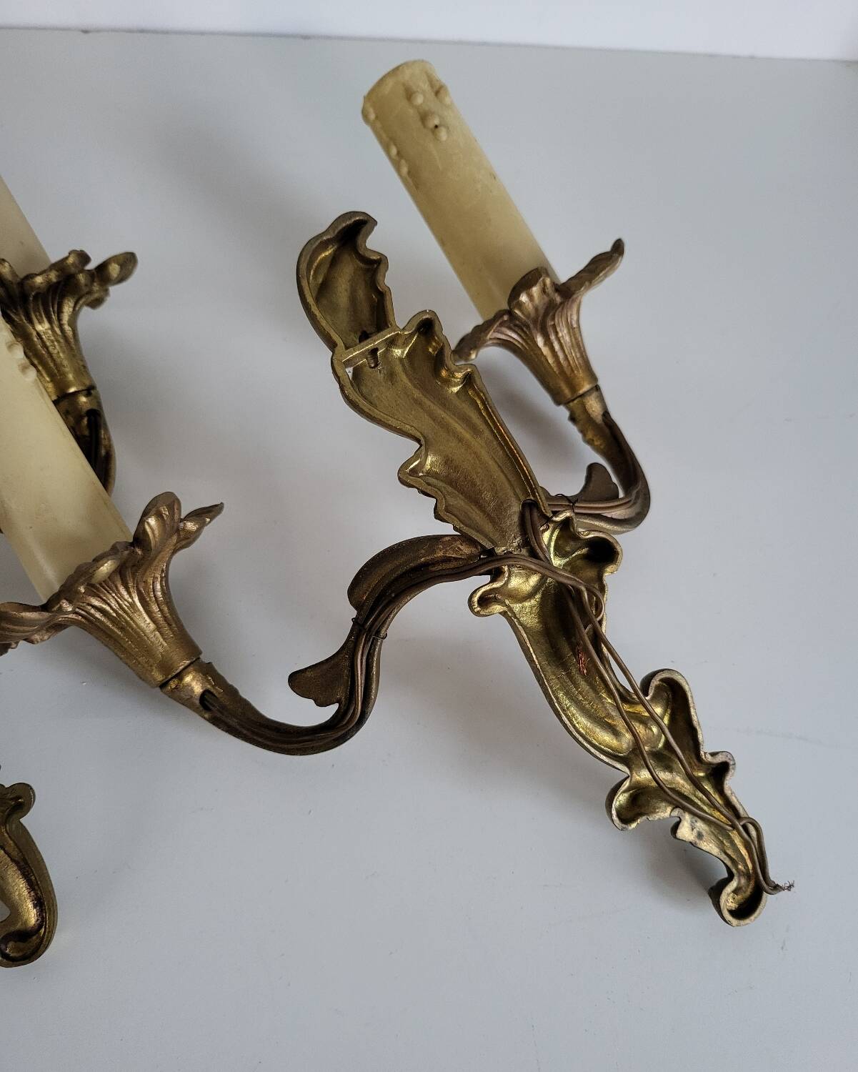 Ancienne paire d'appliques en métal doré style Louis XV - 2 lumières