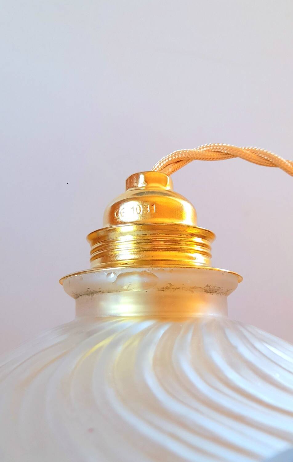 Suspension in opaline corolla from the 1930s