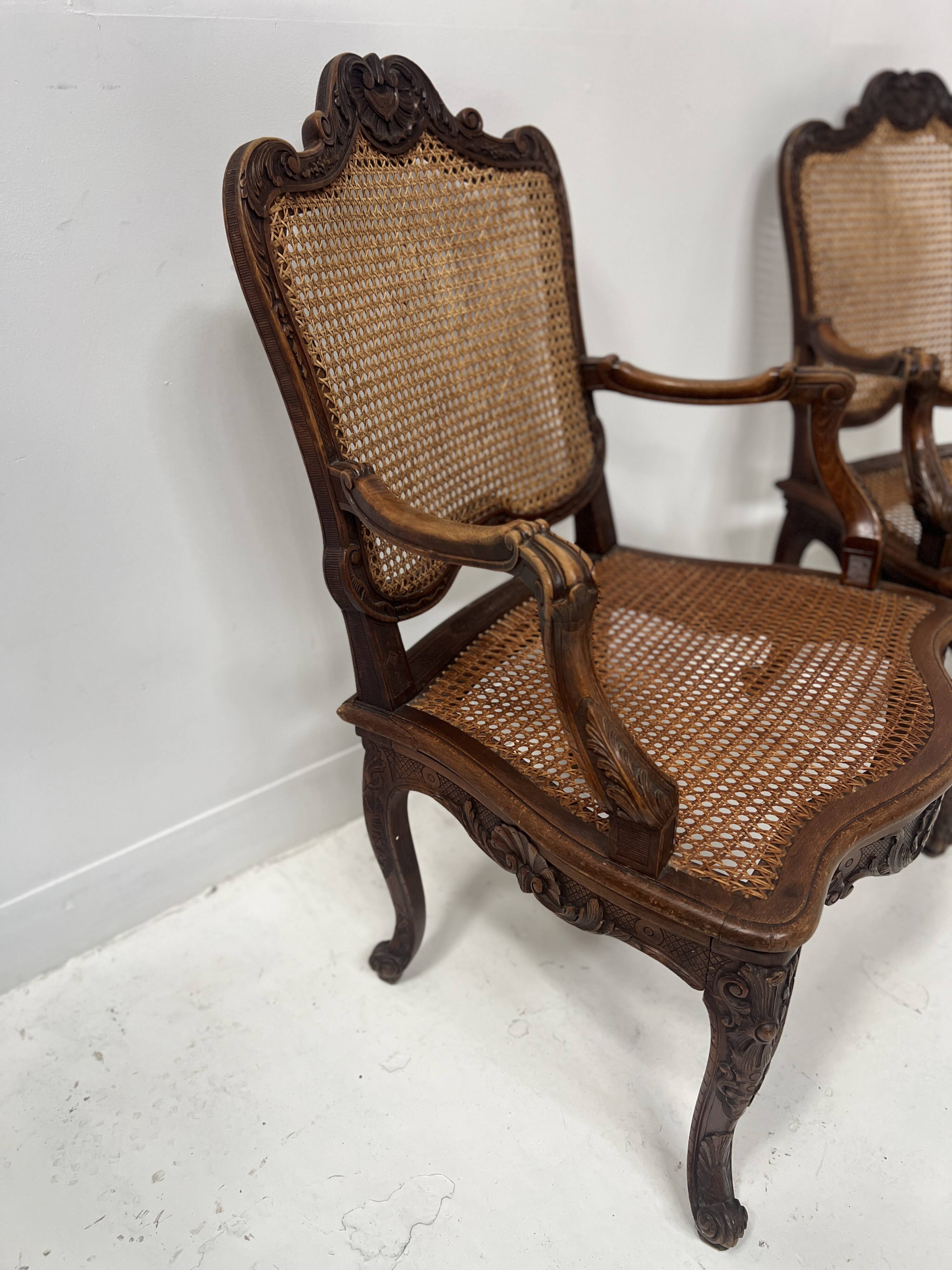 Paire de fauteuils de style Régence en bois naturel XIX siècle