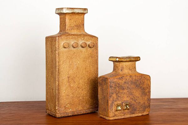Paire de Vases Suédois, brutalistes, grès, col émaillé, Curt Magnus Addin.