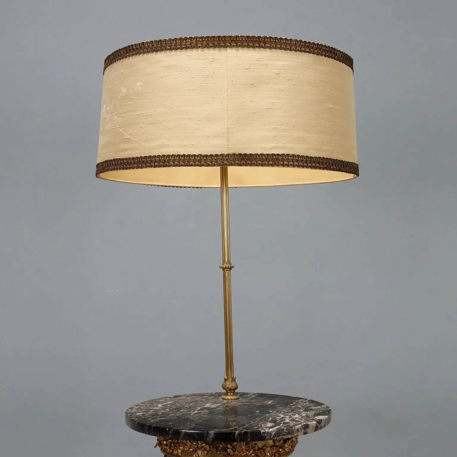 Lampadaire ancien avec table d’appoint en bronze et marbre, Italie, XXe siècle