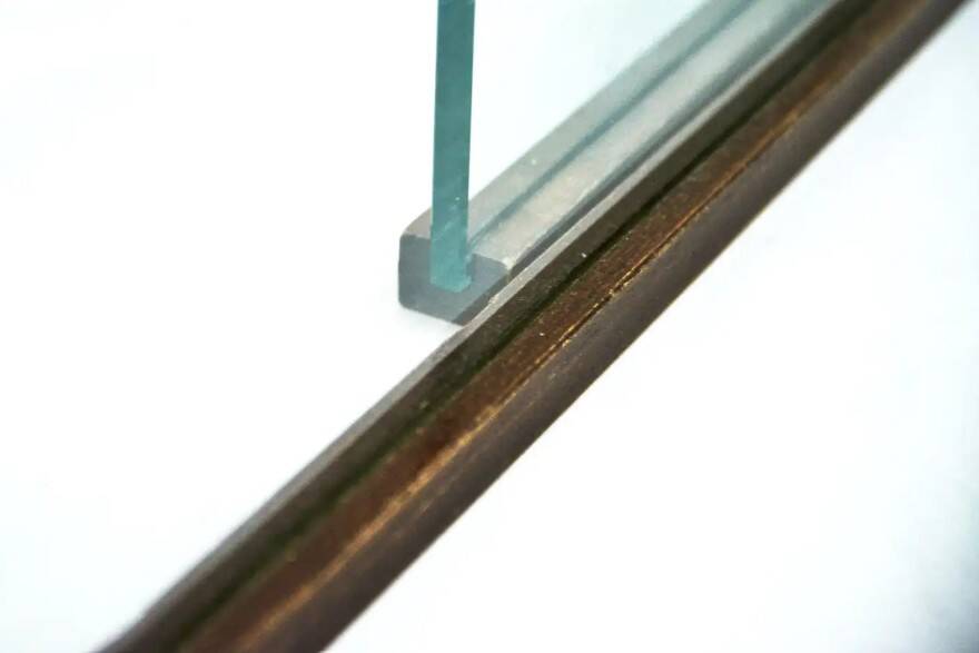 Set of 3 nesting tables in tempered glass and rosewood, Gallotti