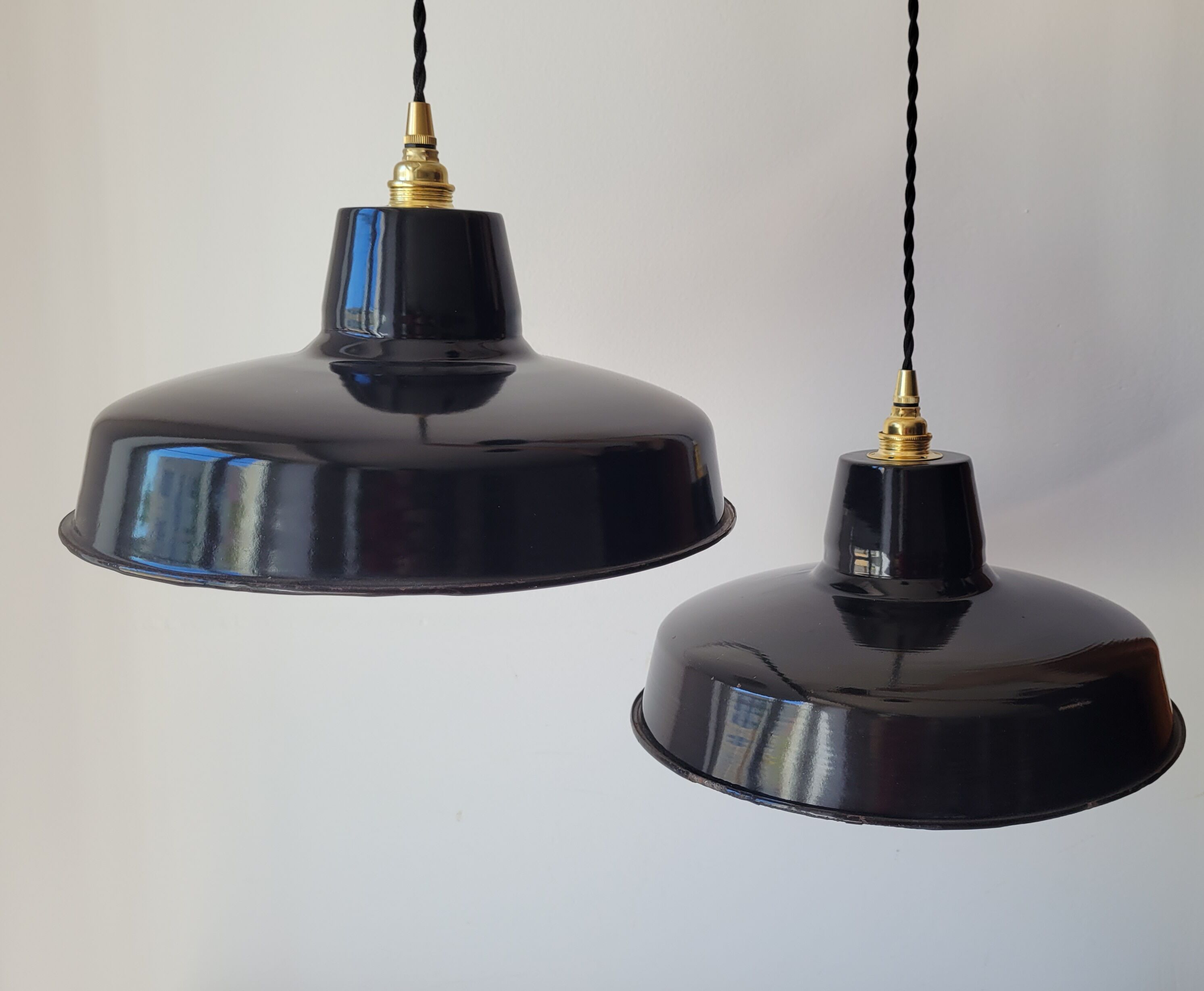 Duo of suspensions in enamelled sheet metal