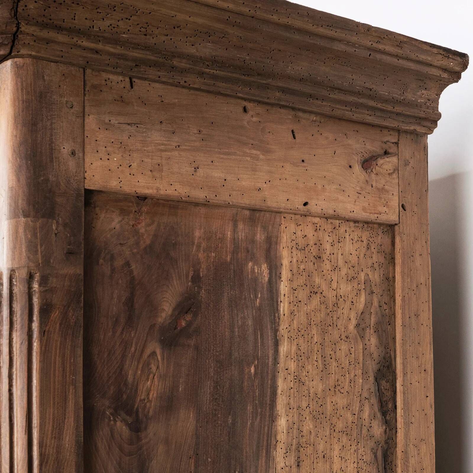 Armoire ou penderie française antique Louis XV rustique