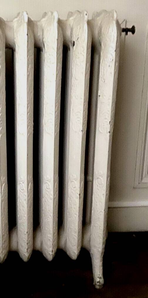 Radiateur ancien sur pieds à huit lames fleuries en fonte de fer XX siècle