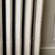 Radiateur ancien sur pieds à huit lames fleuries en fonte de fer XX siècle