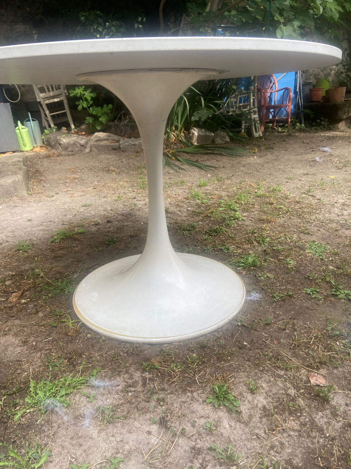 Vintage round tulip table