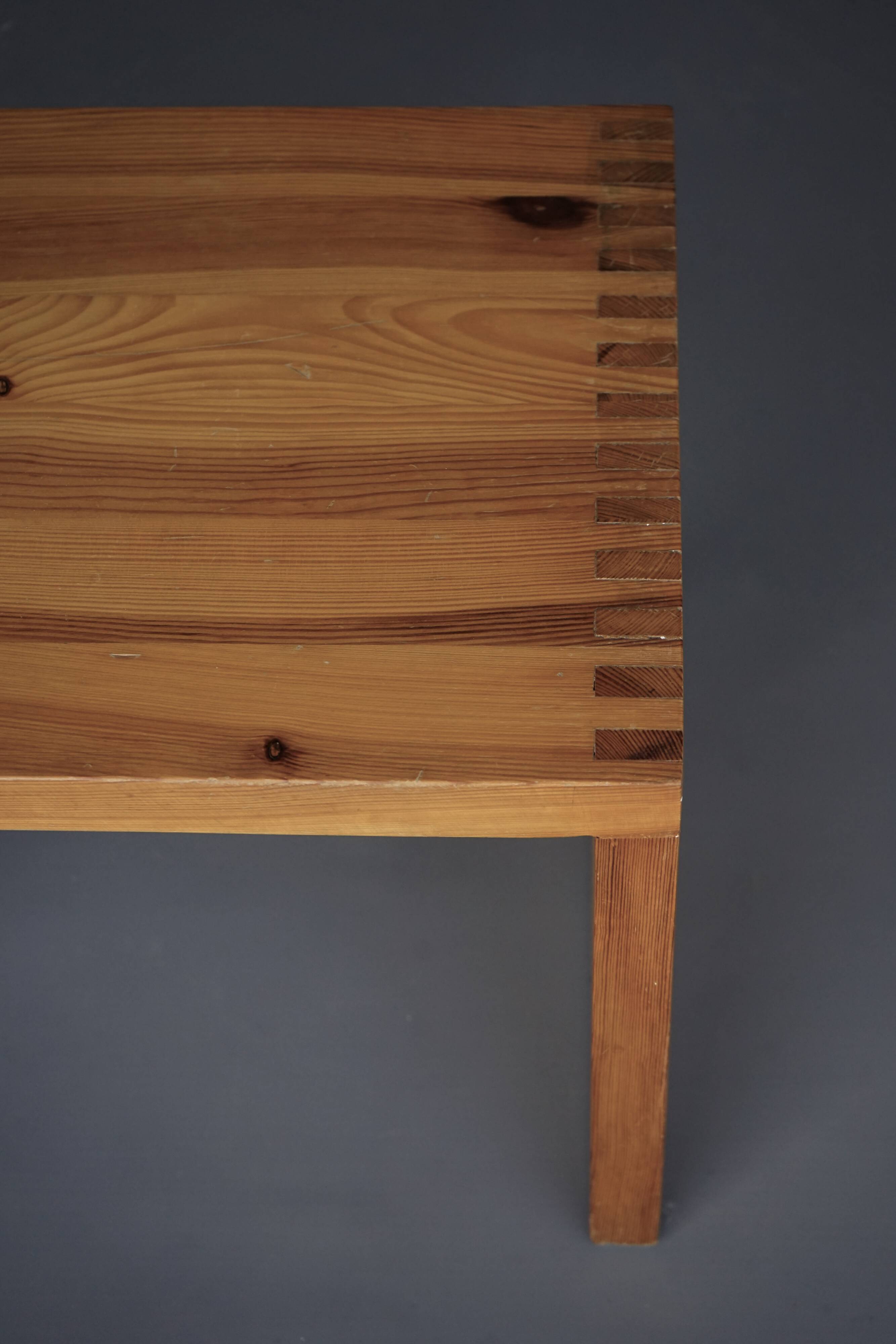 Petite table basse par Ate van Apeldoorn pour Houtwerk Hattem. années 1970