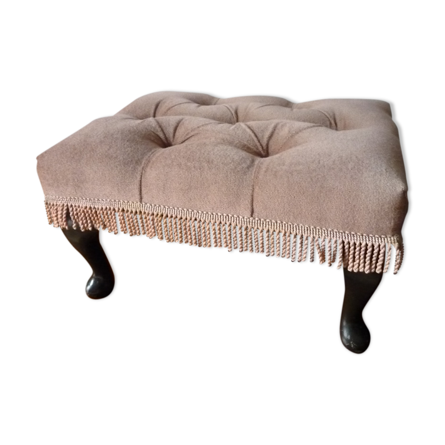 Rests English feet in velvet