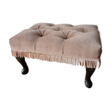 Rests English feet in velvet