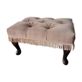 Rests English feet in velvet