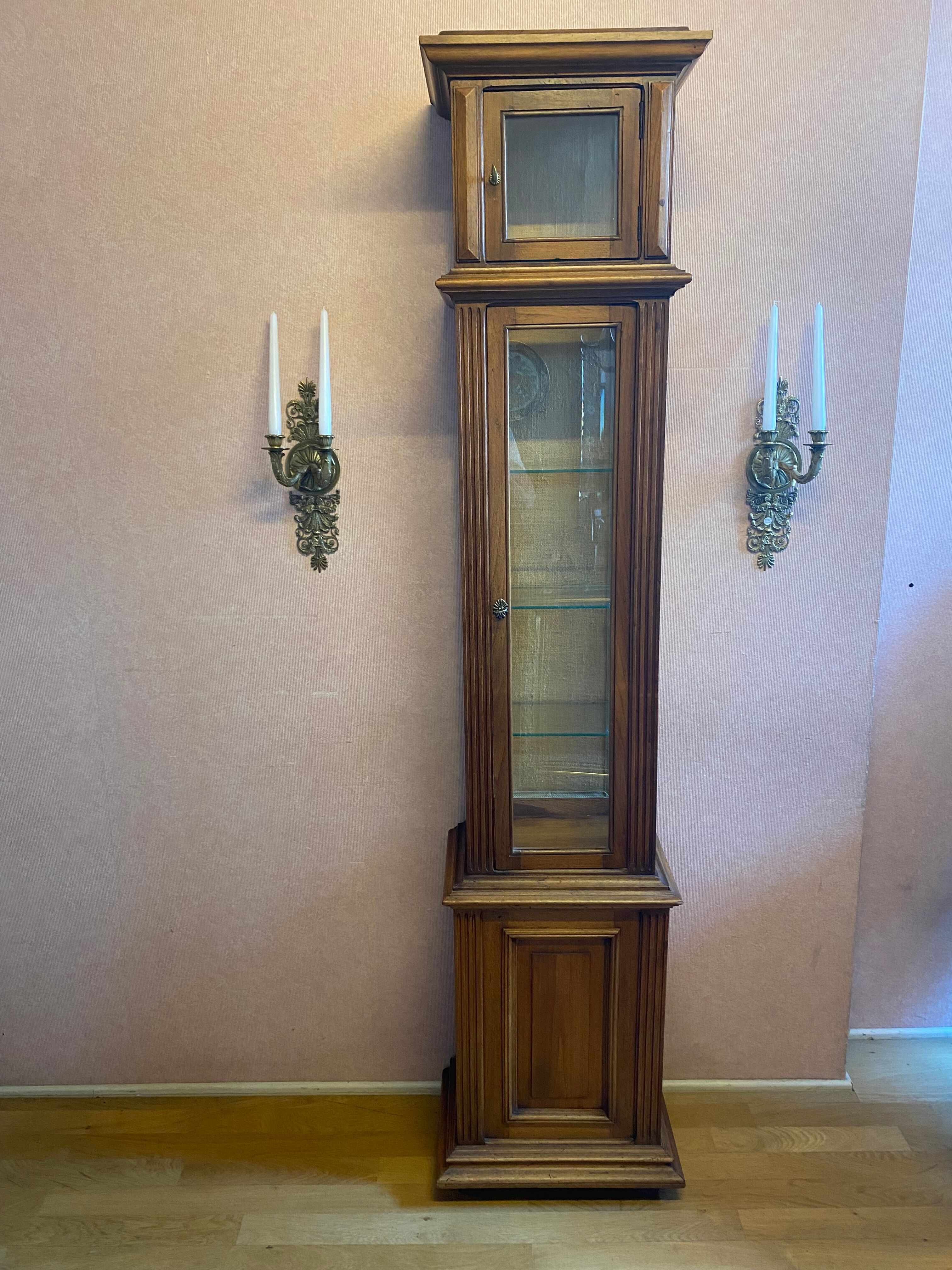 Walnut showcase, grooved uprights, 4 glass shelves