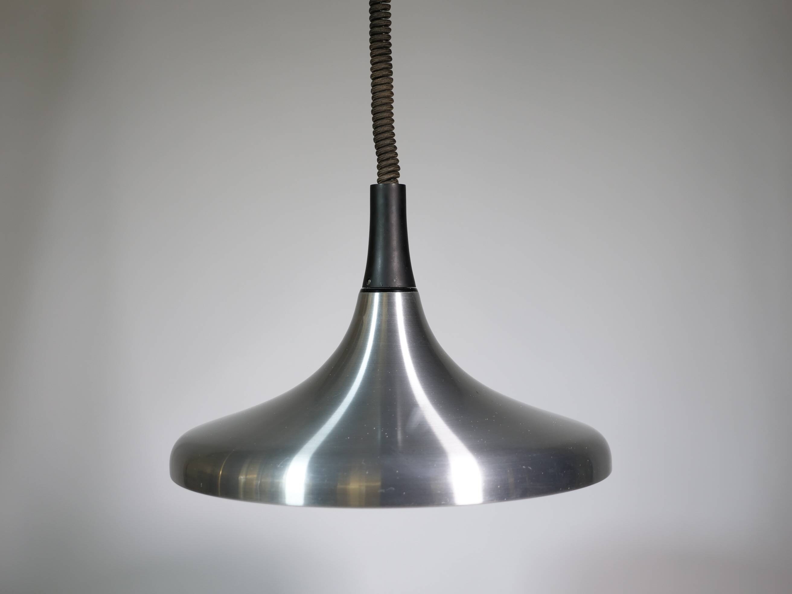 Suspension chromée au design futuriste, par Erco, Allemagne, années 1960