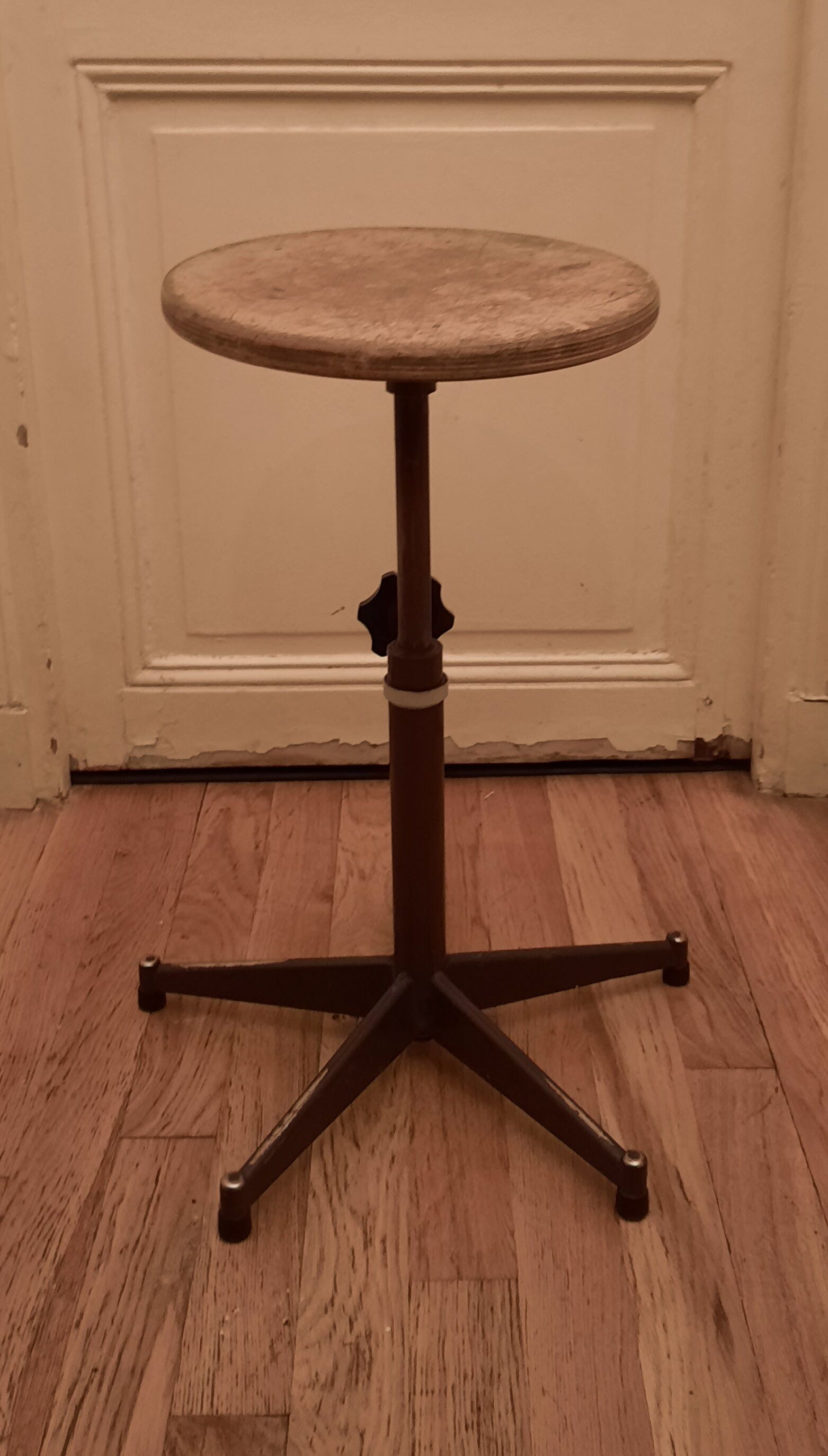 Tabouret d'atelier réglable