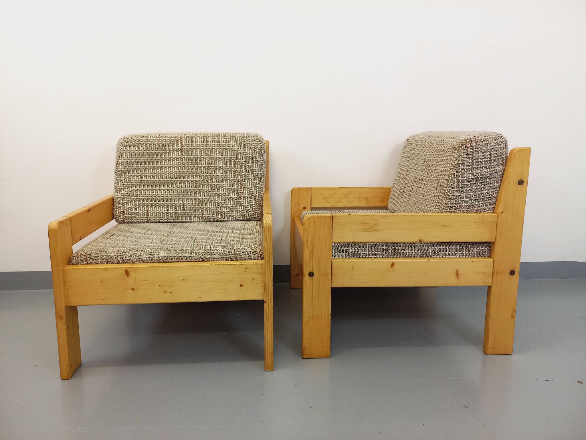 Set of 2 vintage fireside chairs in pine and fabric from the 70s