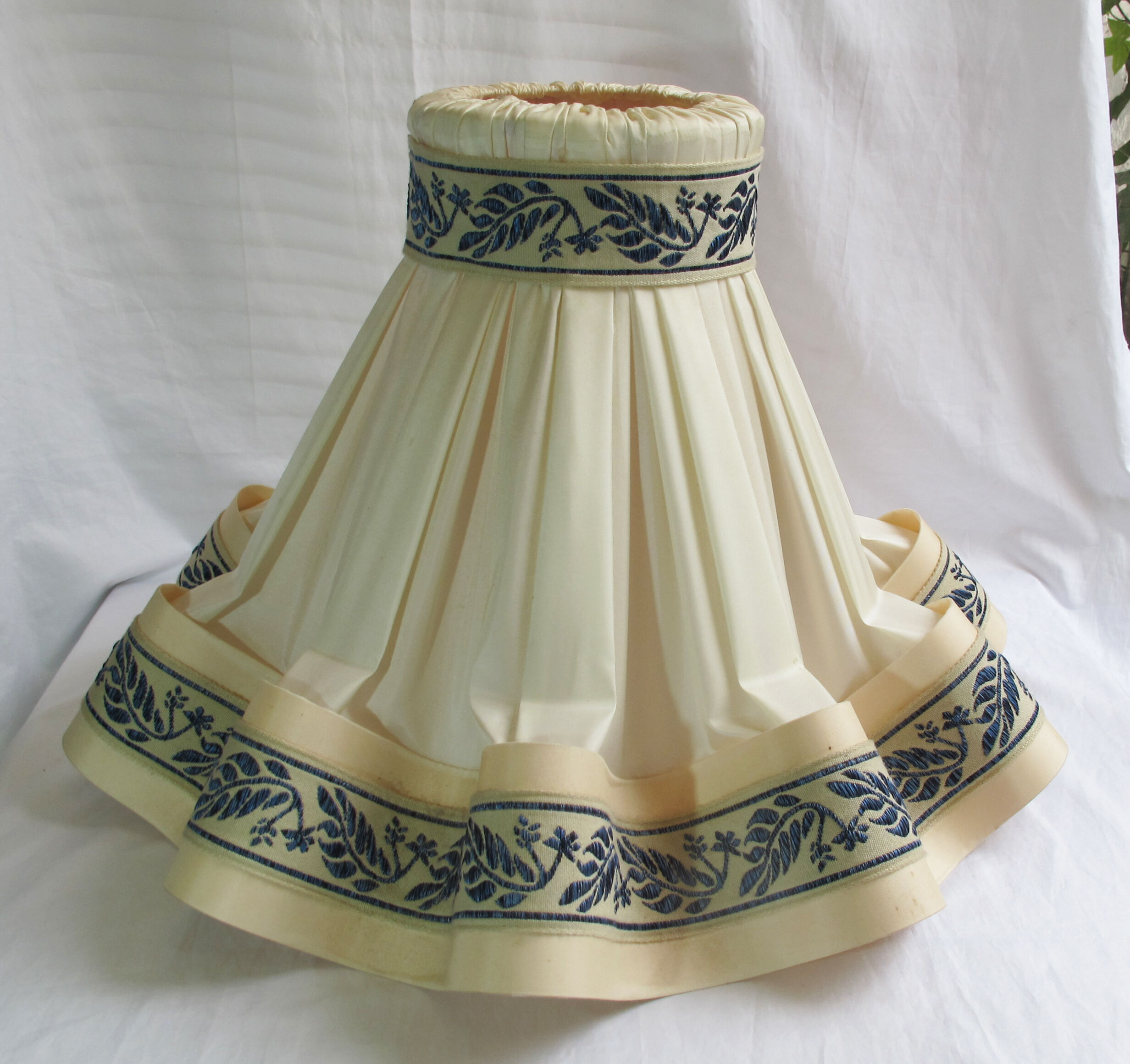 Lampshade in fabric and embroidery