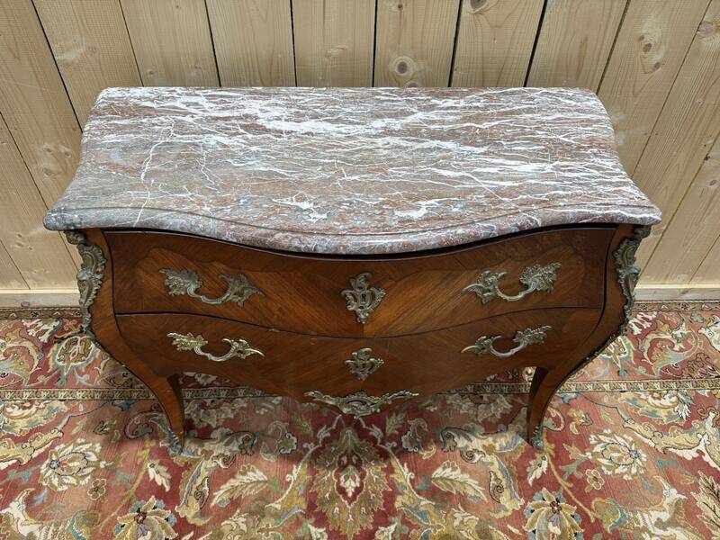 Commode sauteuse de style Louis XV en marqueterie