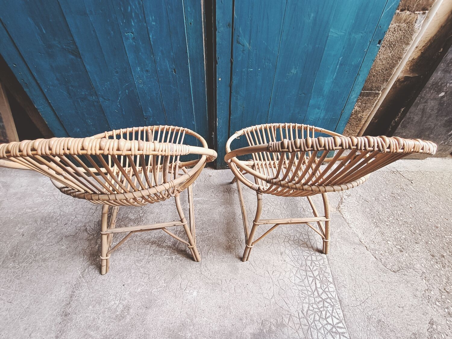Paire de fauteuils coquille en rotin vintage 1960