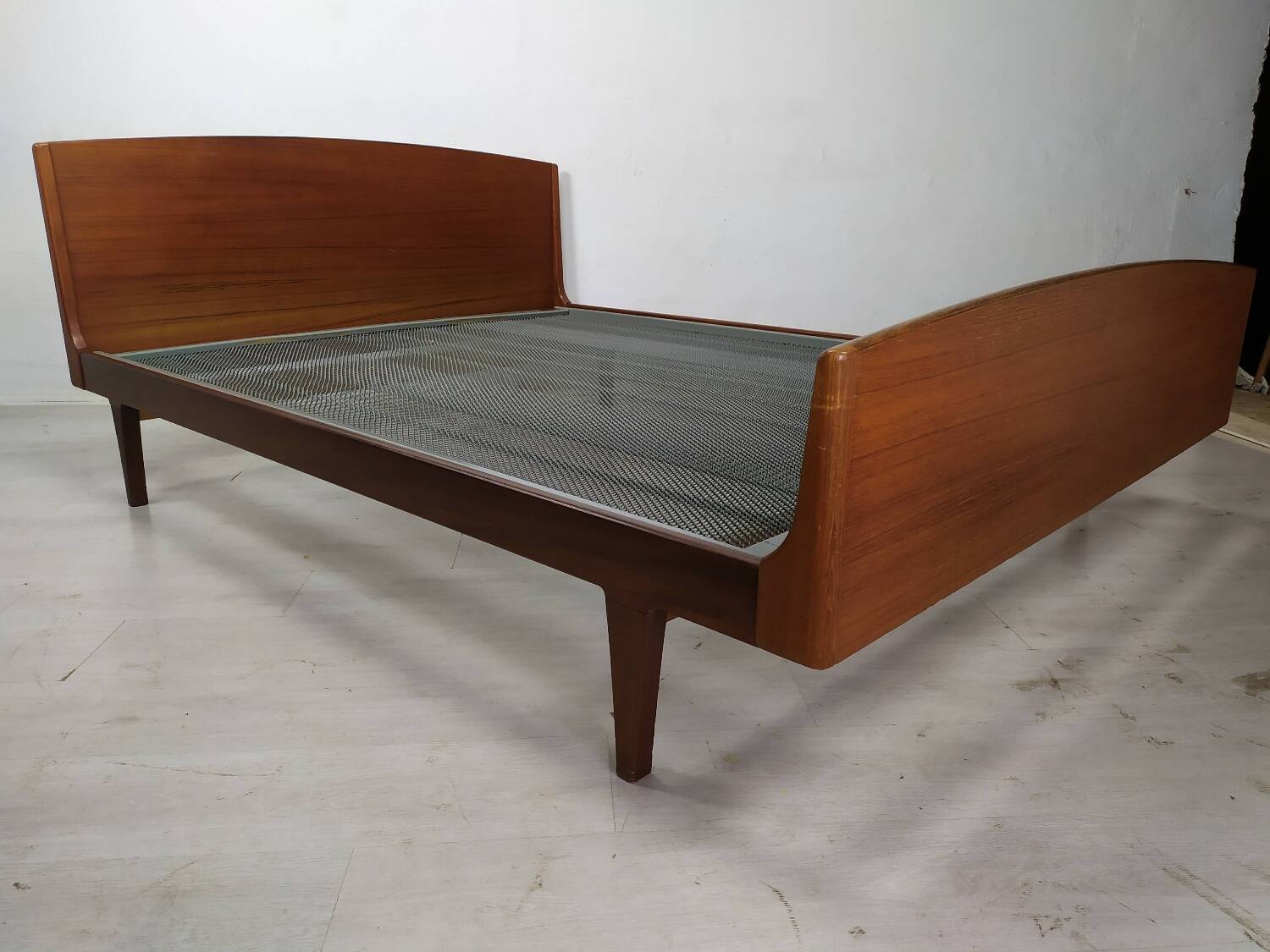 Scandinavian bed 140