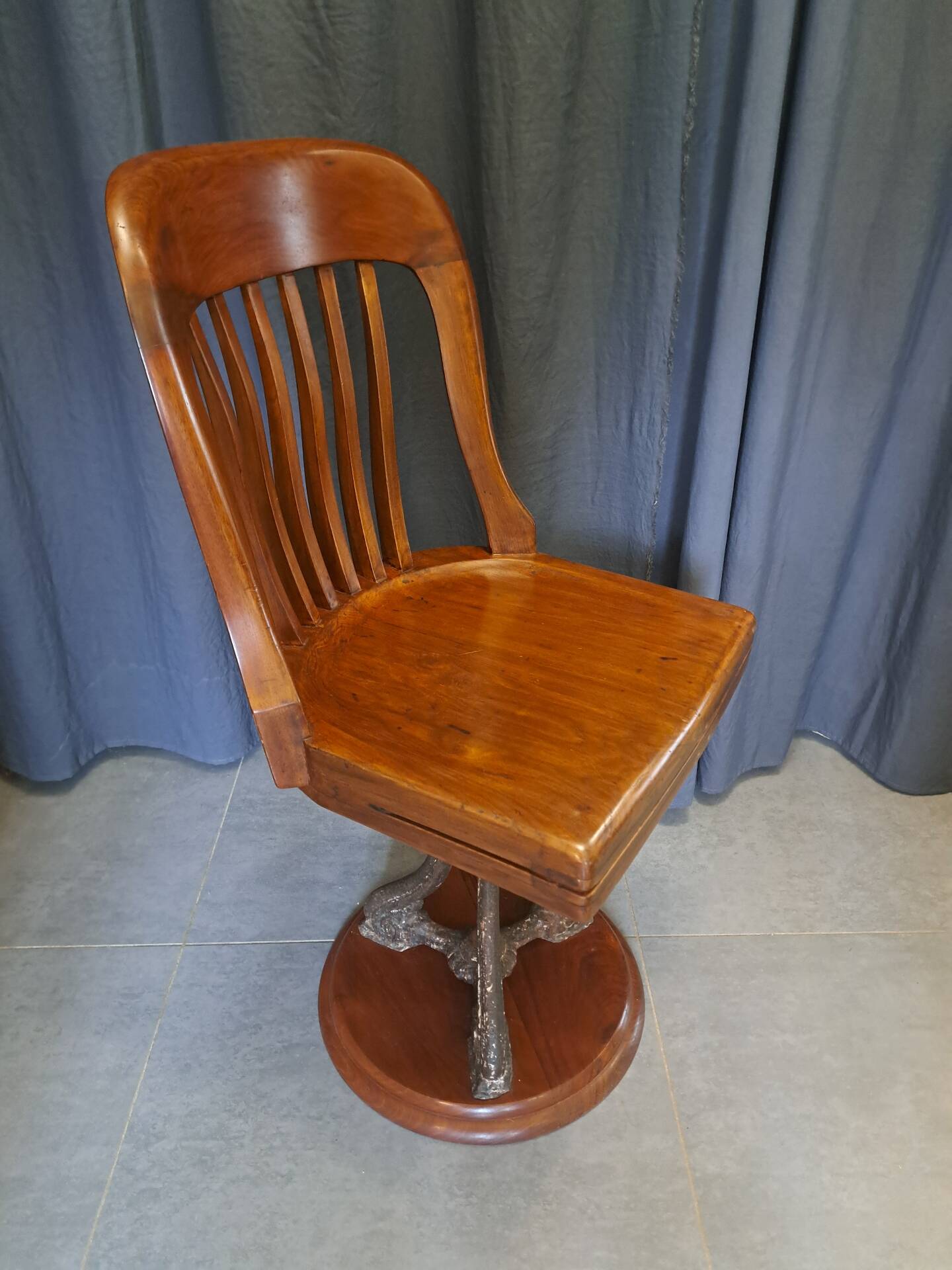 Swivel American chair in walnut and cast iron