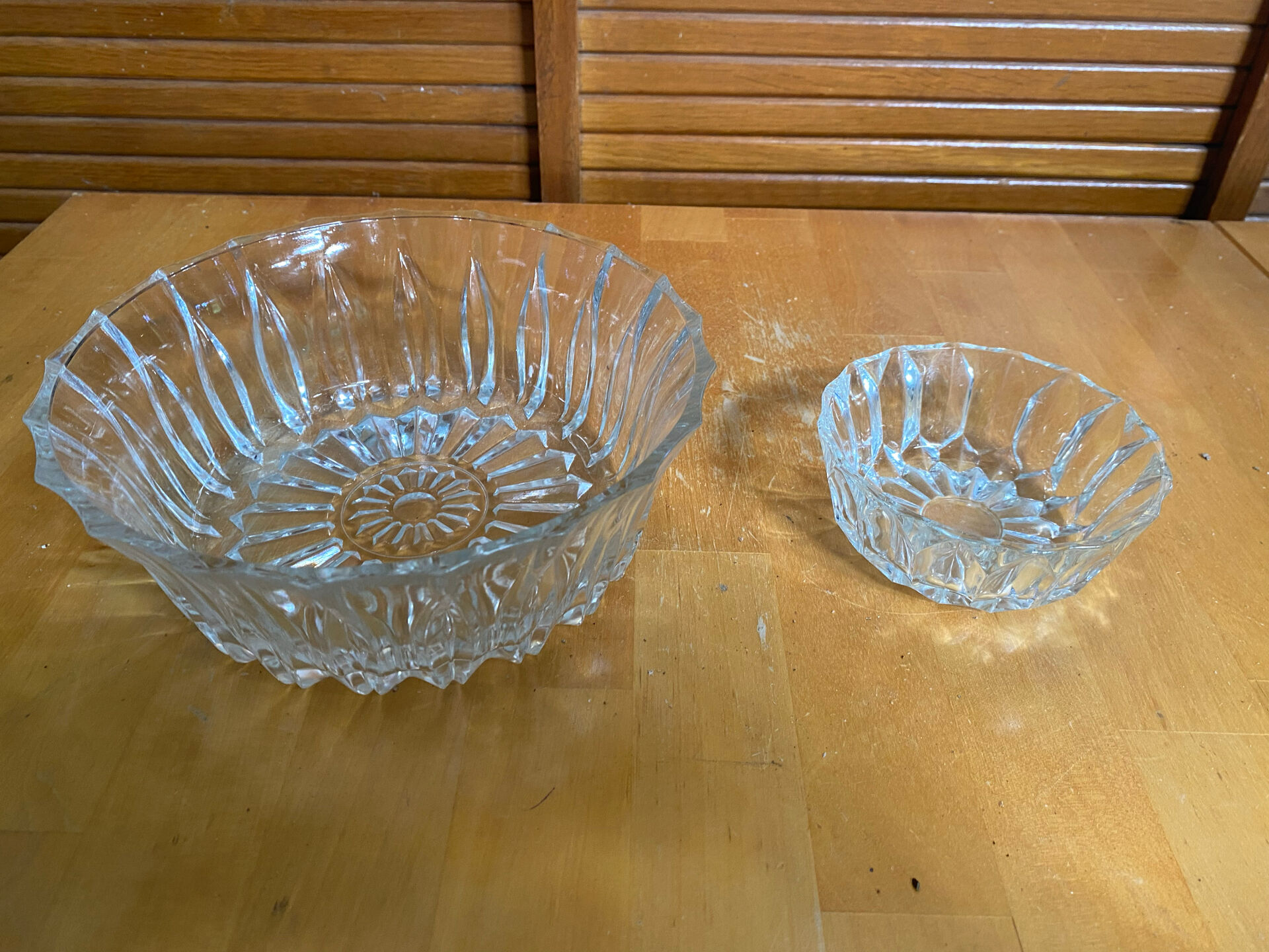 Salad bowl + 6 glass fruit cups for ice cream, mousse, chocolate, vintage moulded glass
