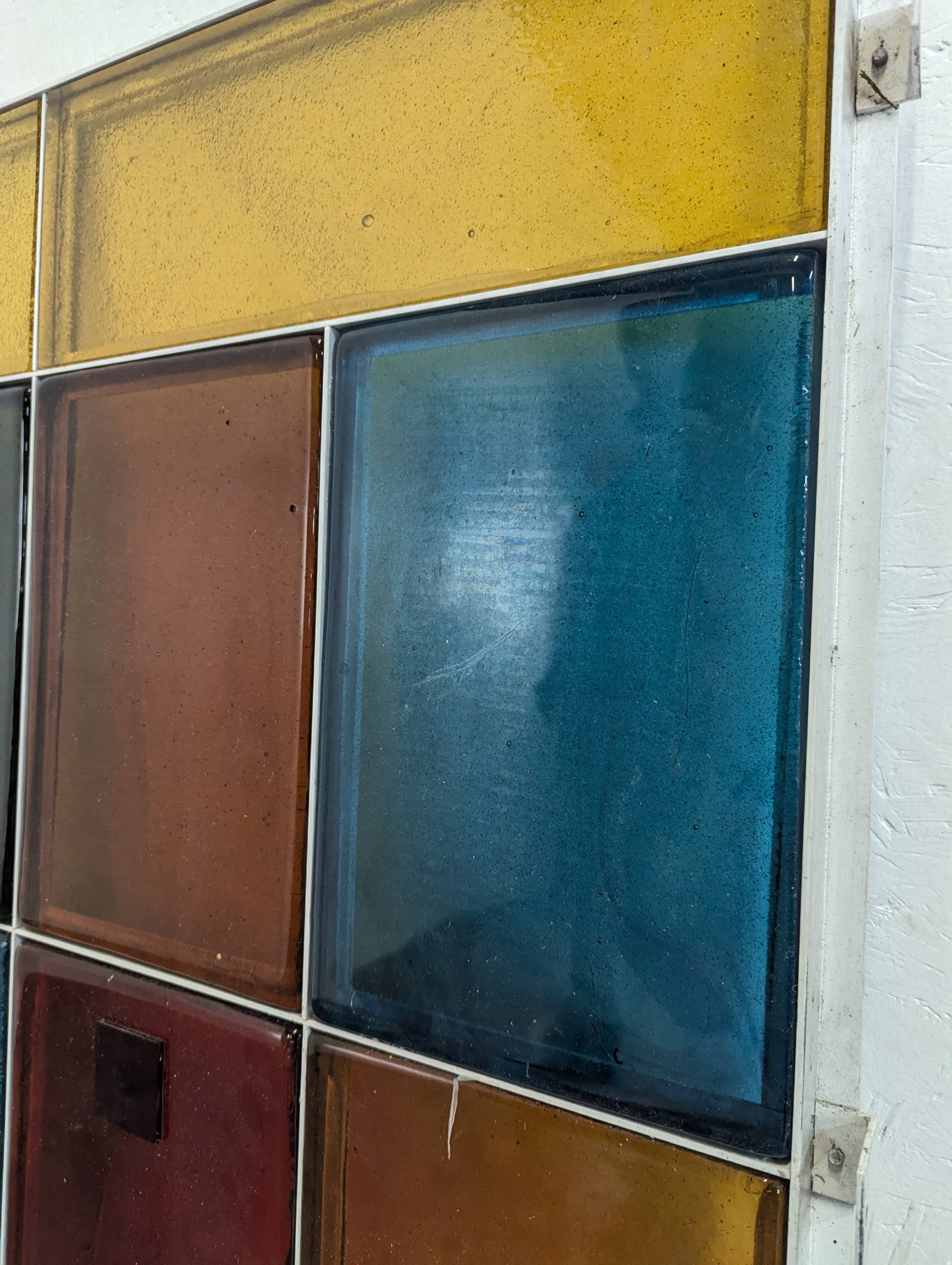 Panels made of thick colored glass slabs from Saint Gobain