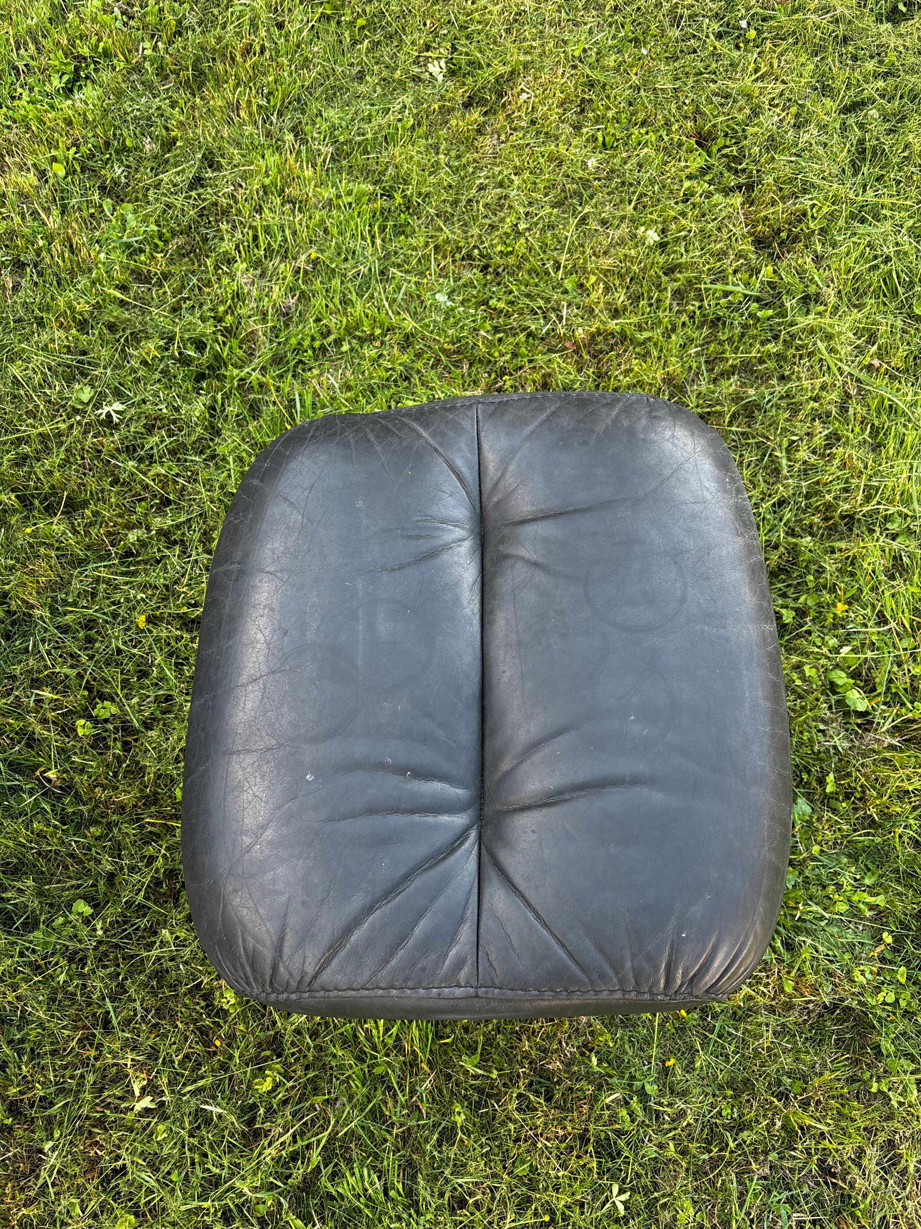 Fauteuil style egg chair et son ottoman
