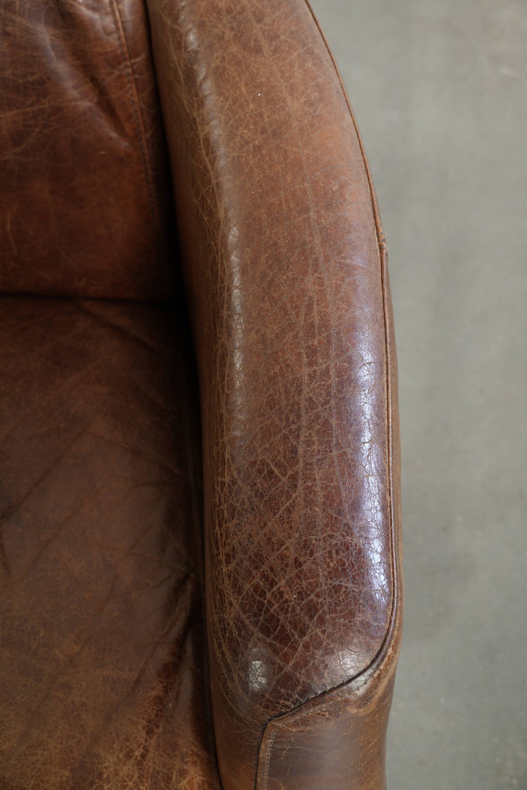 Ensemble de deux fauteuils aviateur vintage en cuir de vachette grainé.