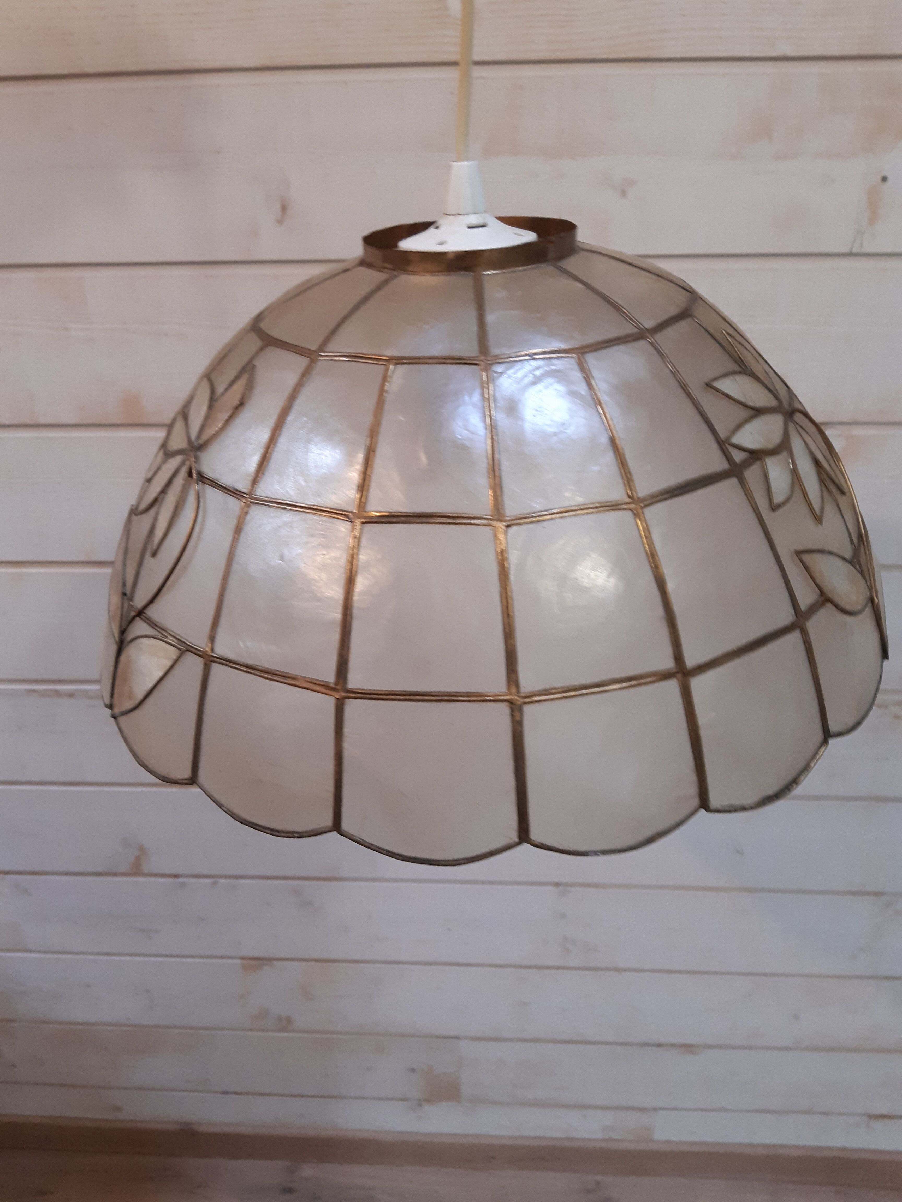 Mother-of-pearl suspension