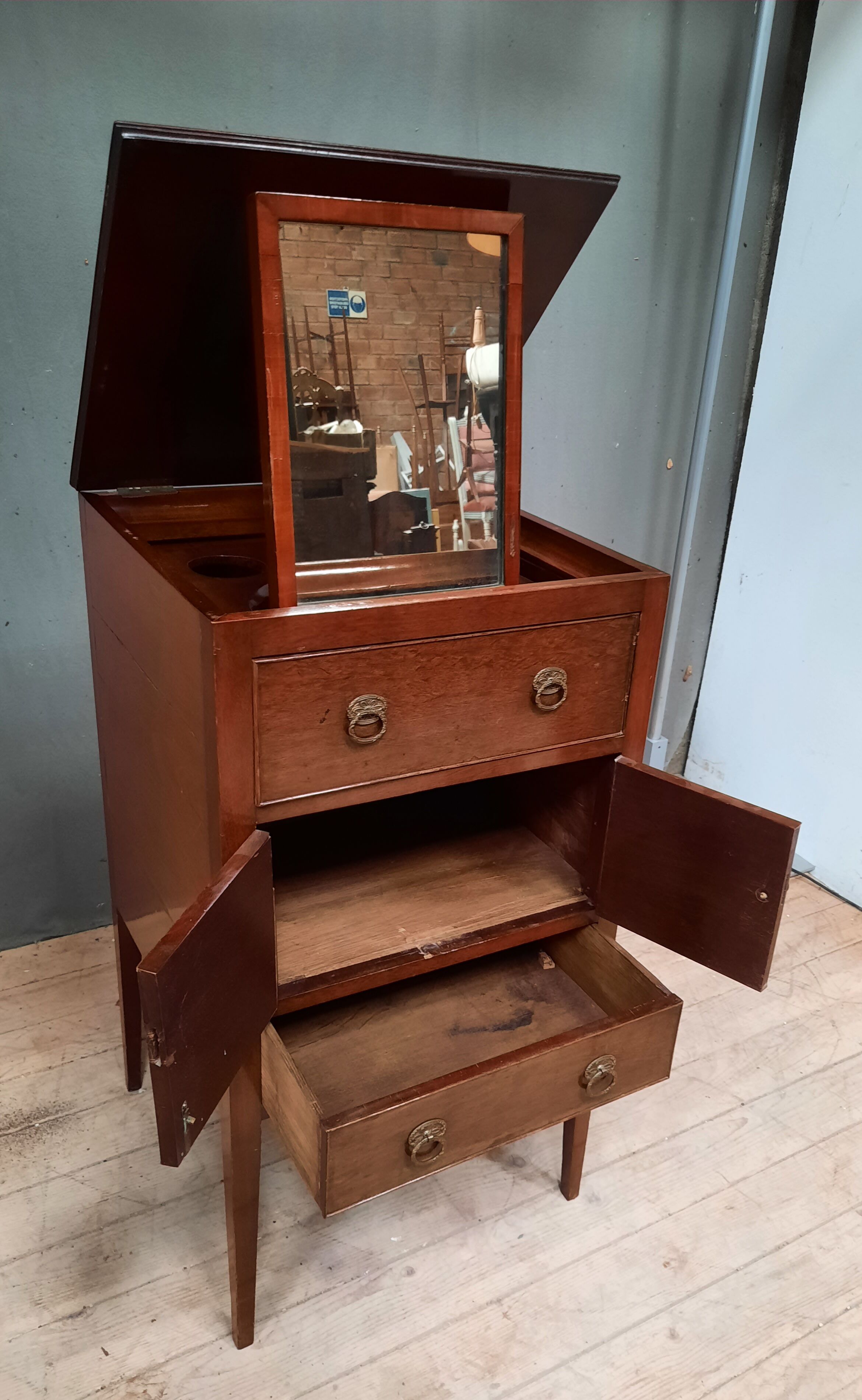Meuble de toilette en acajou