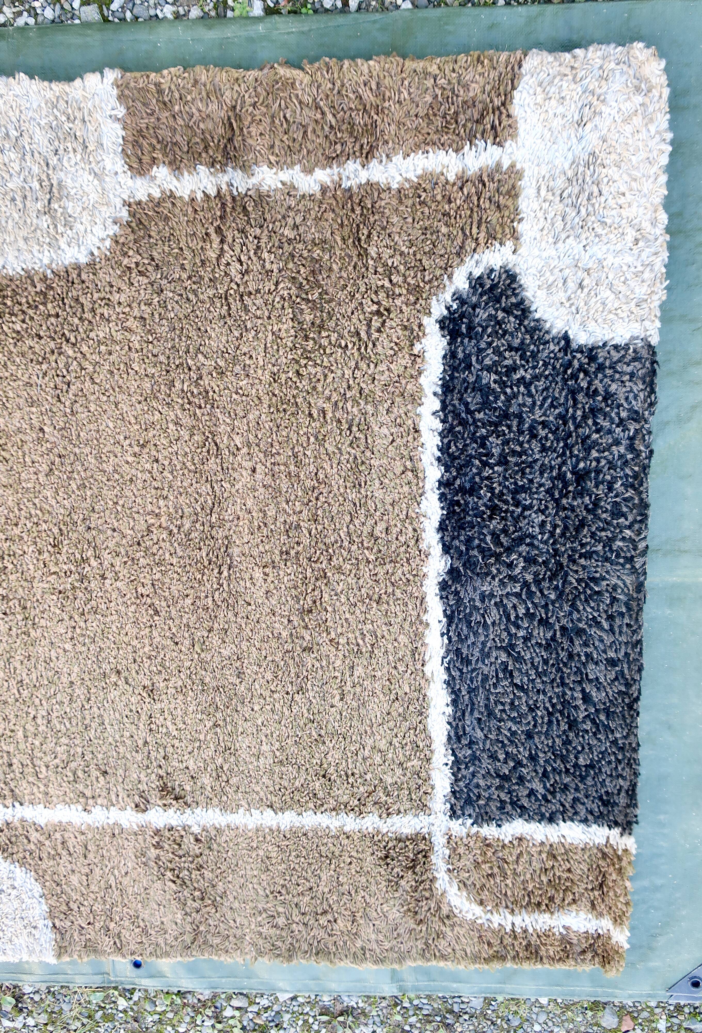 Designer rug 178 x 132 cm in very good condition