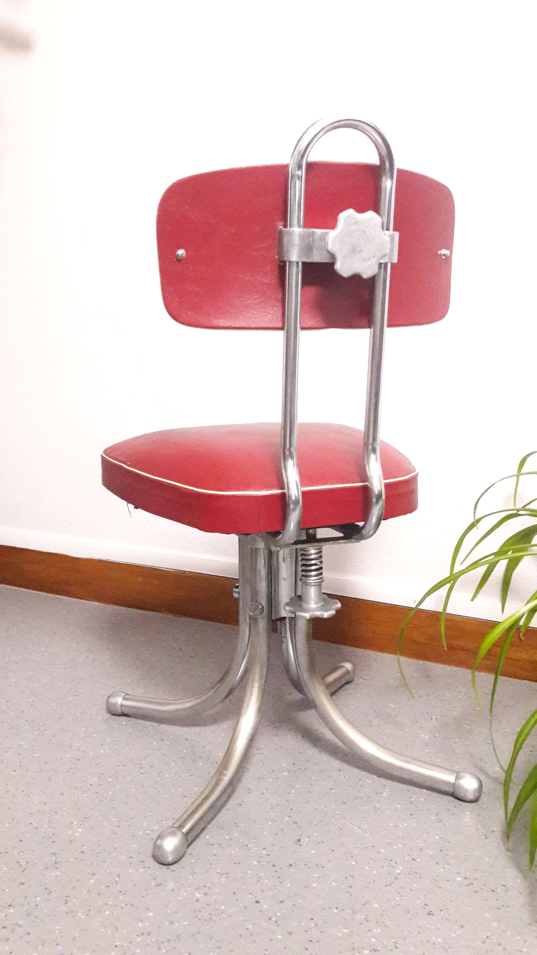 Chaise pivotante skaï bordeau 1960